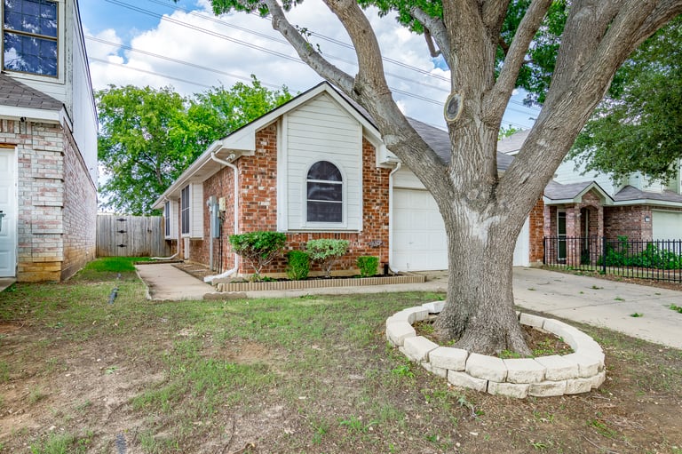 Photo 4 of 21 - 1387 Mimosa Ln, Lewisville, TX 75077