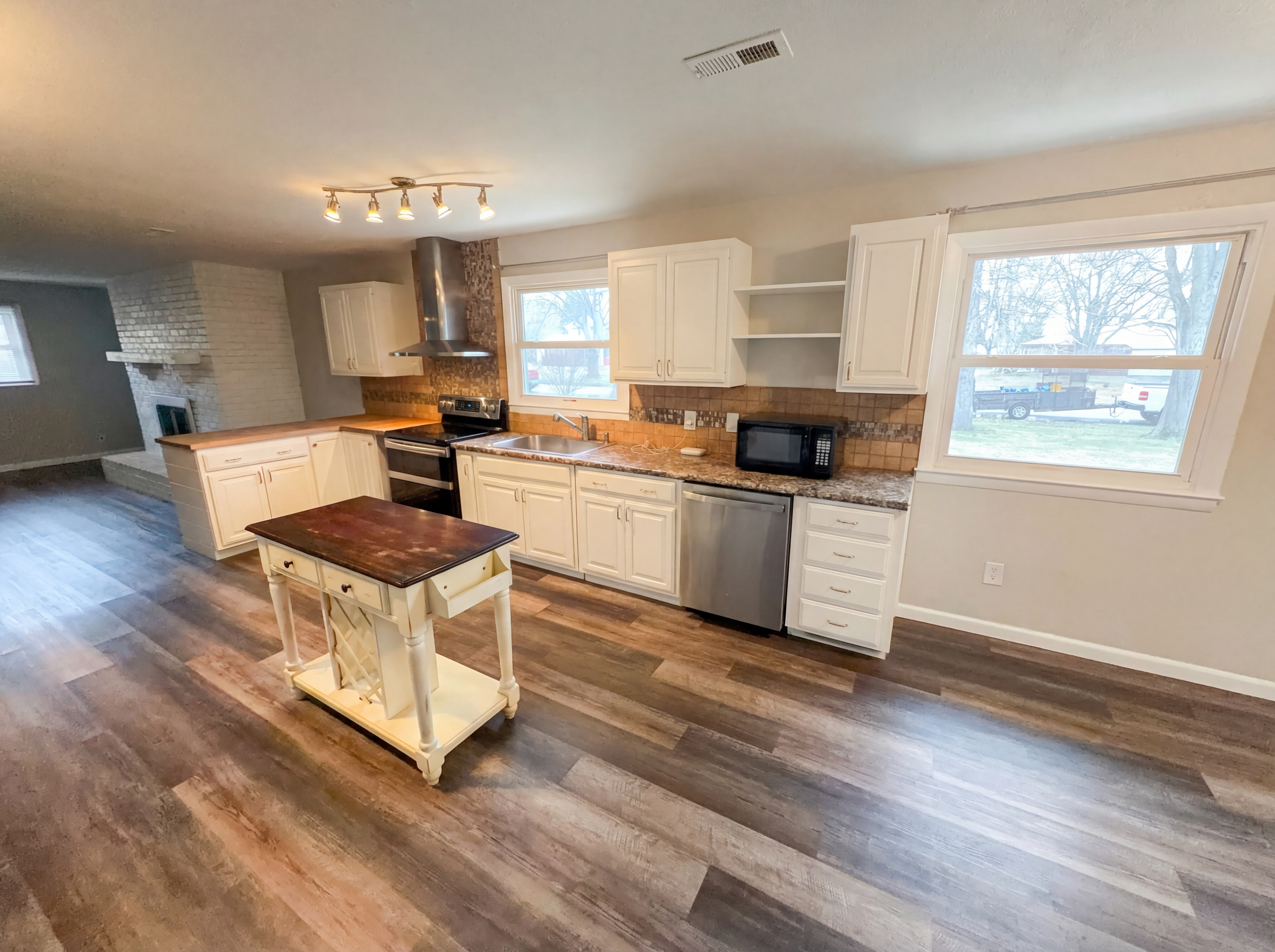 Photo 2 of 21 of 2122 Danbury Dr, Indianapolis, IN