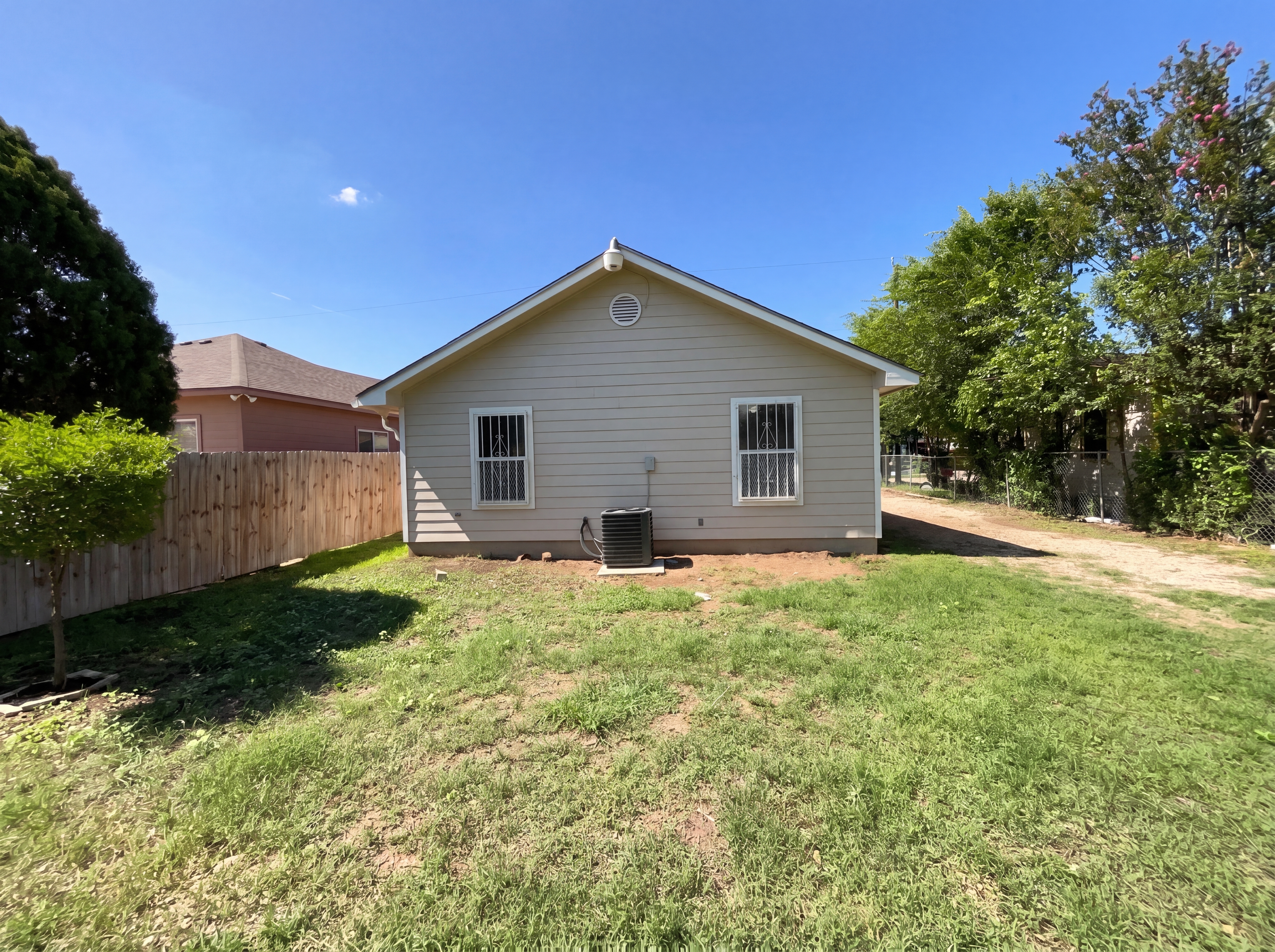 Photo 5 of 17 of 236 Lawton St, San Antonio, TX