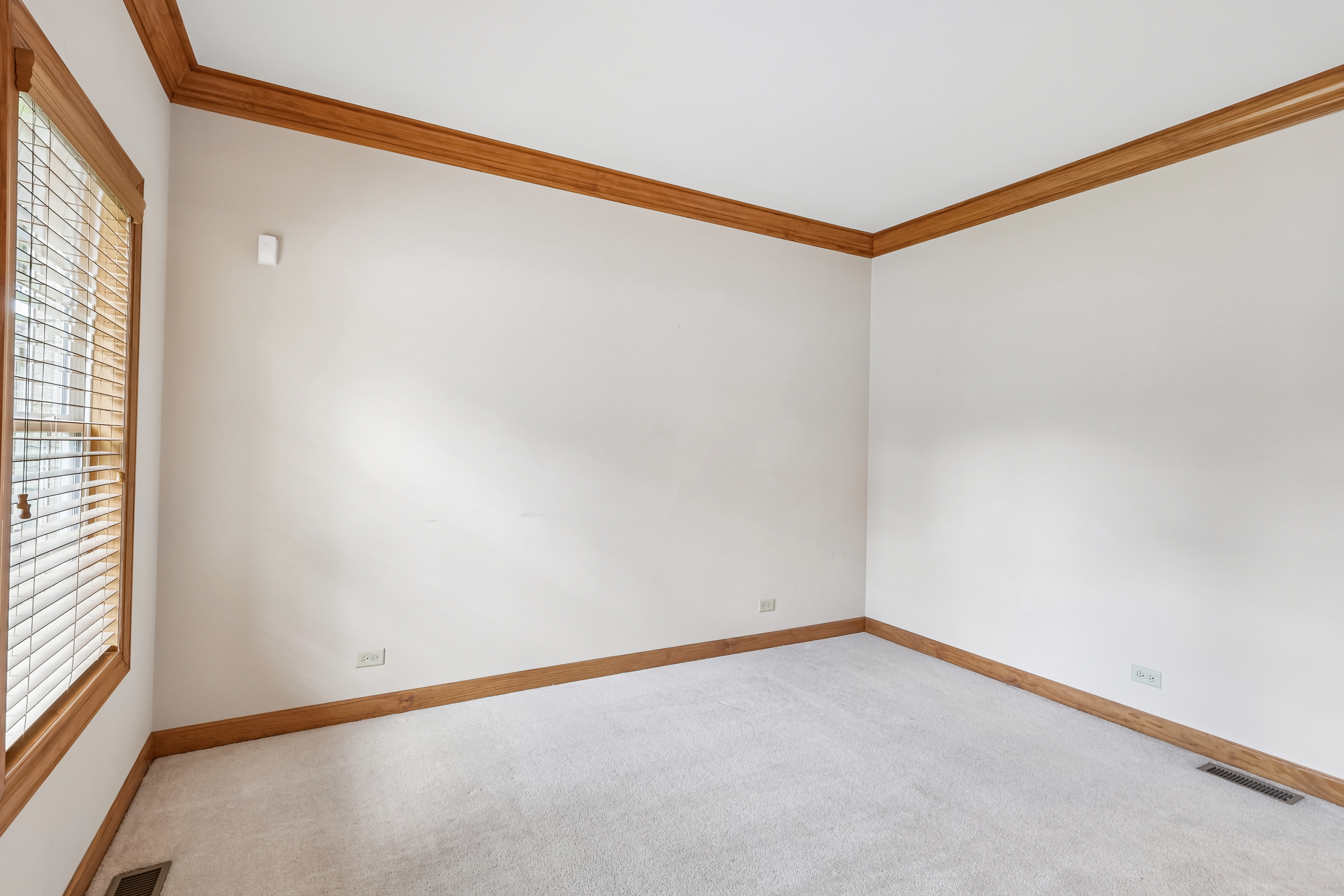 Photo 12 of 41 of 426 Heatherwood Dr, Oswego, IL