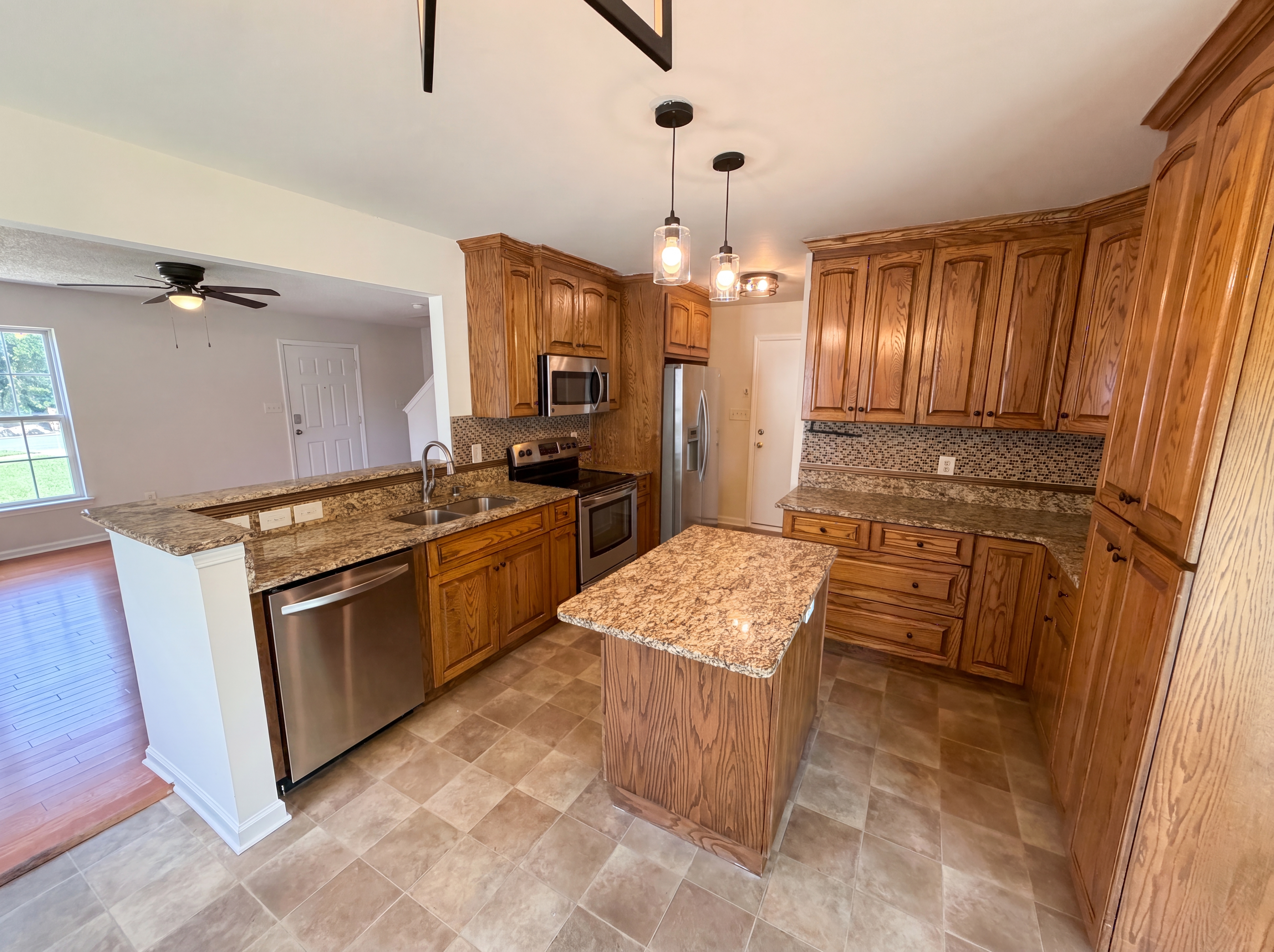 Photo 2 of 21 of 6121 Linda Vista Ln, Charlotte, NC