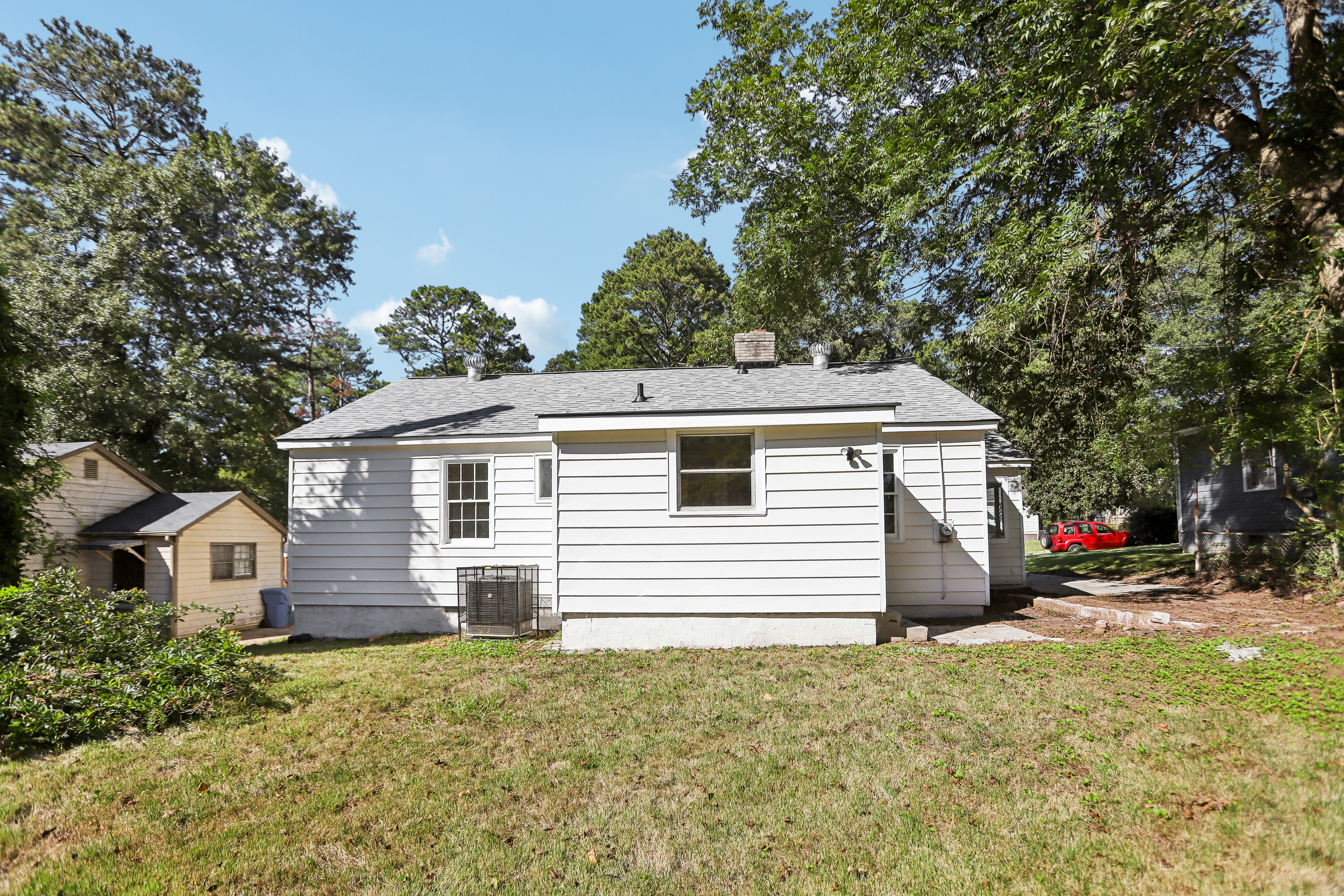 Photo 5 of 53 of 1330 Lynford Dr SW, Atlanta, GA