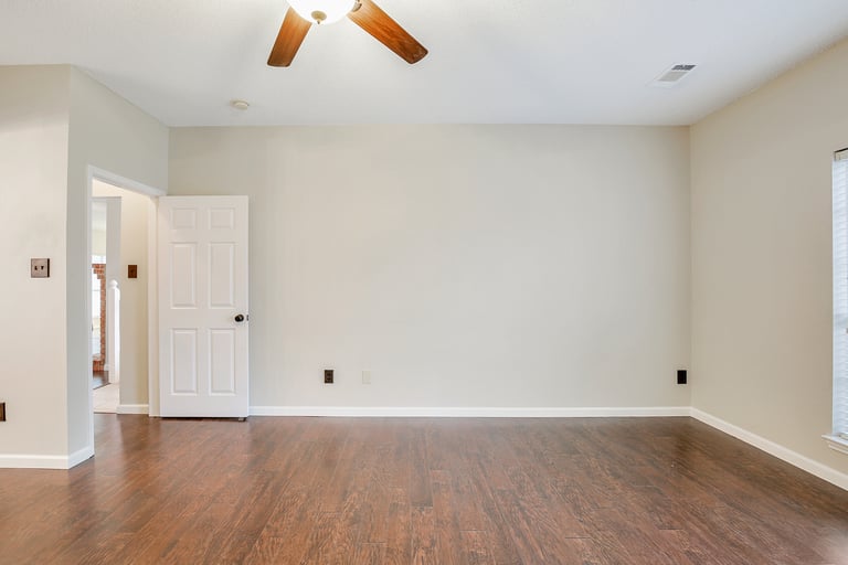 Photo 17 of 26 - 5716 Wimbledon Cir, Haltom City, TX 76137