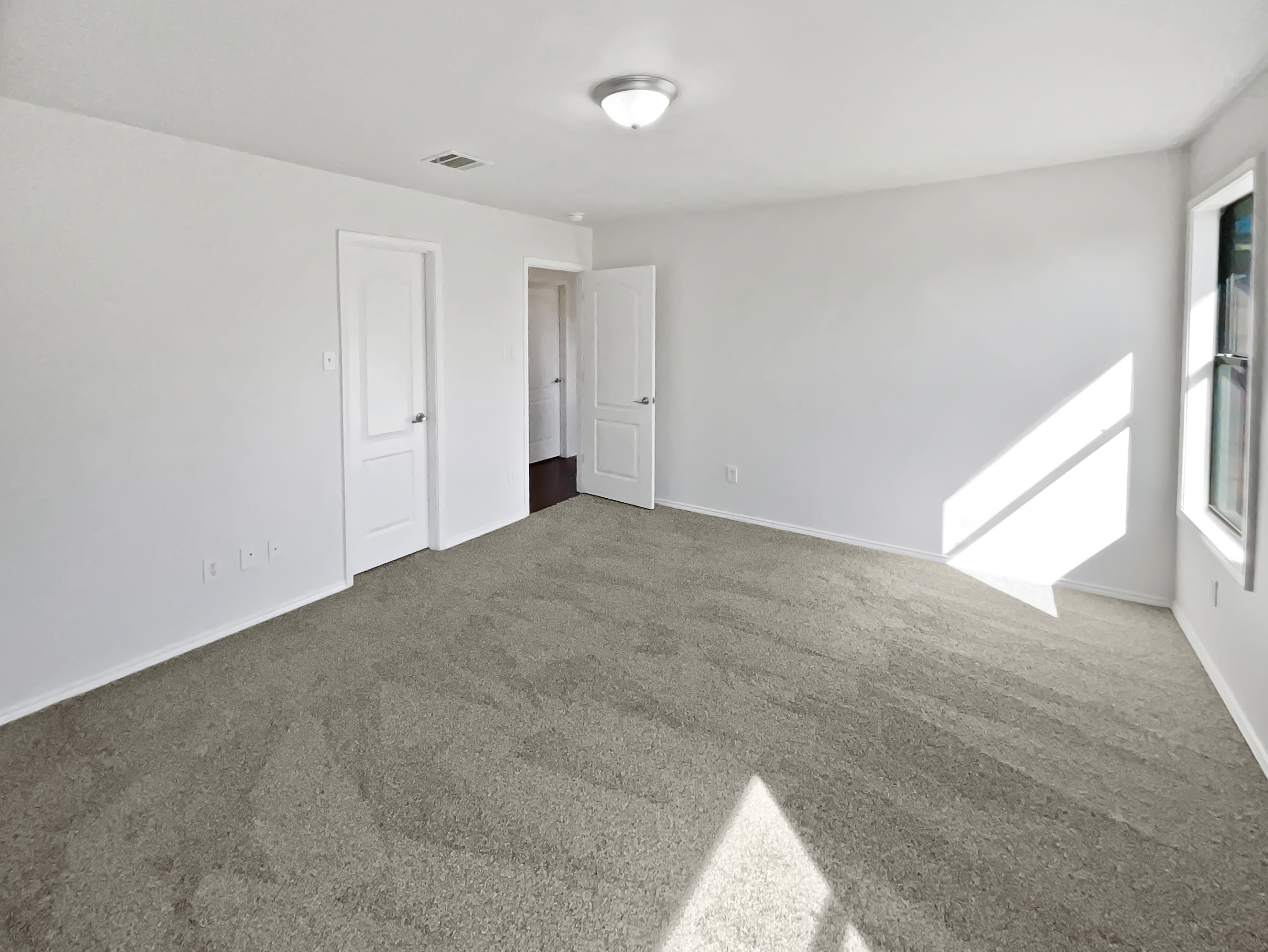 Photo 5 of 18 of 2042 Lake Trail Dr, Heartland, TX
