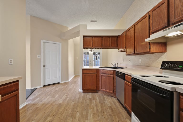 Photo 6 of 26 - 1113 Rosewood Ln, Lancaster, TX 75146