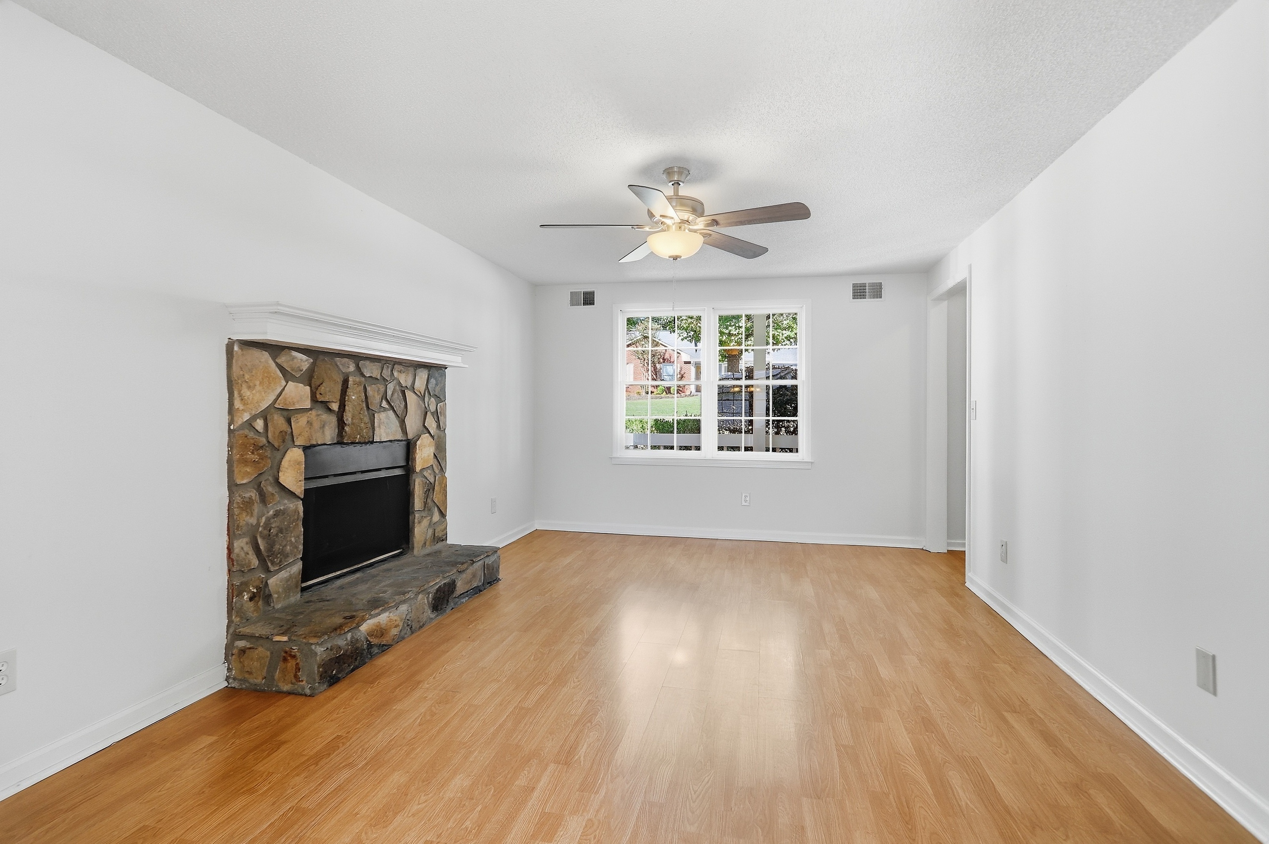 Photo 3 of 24 of 4400 Hidden Meadow Cir, Sugar Hill, GA