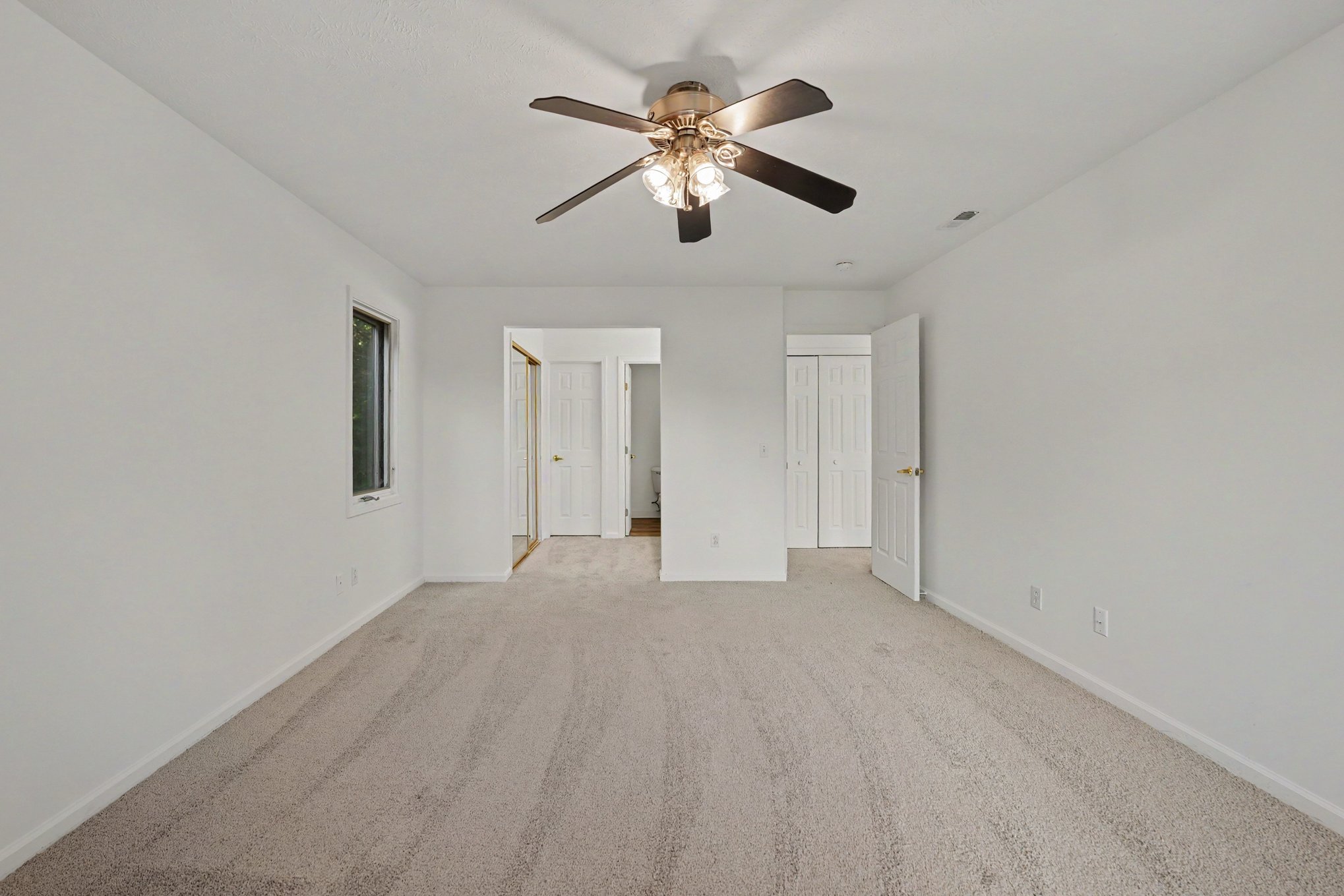 Photo 20 of 31 of 9673 Sylvan Ln, Concord Township, OH