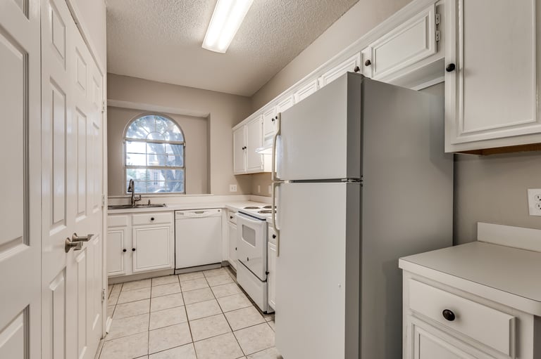 Photo 11 of 21 - 1387 Mimosa Ln, Lewisville, TX 75077