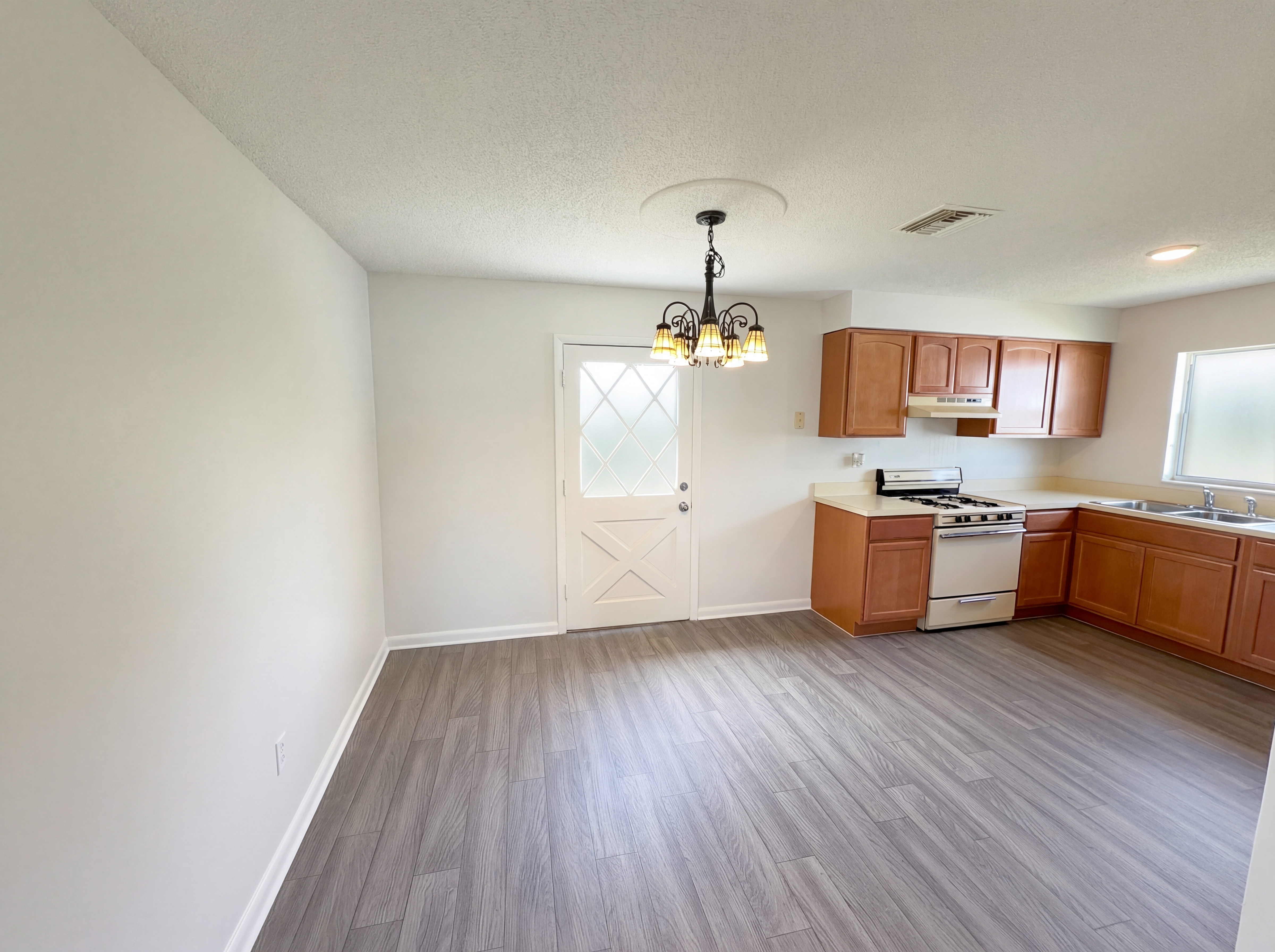 Photo 11 of 24 of 905 Cedar Dr, Melbourne, FL