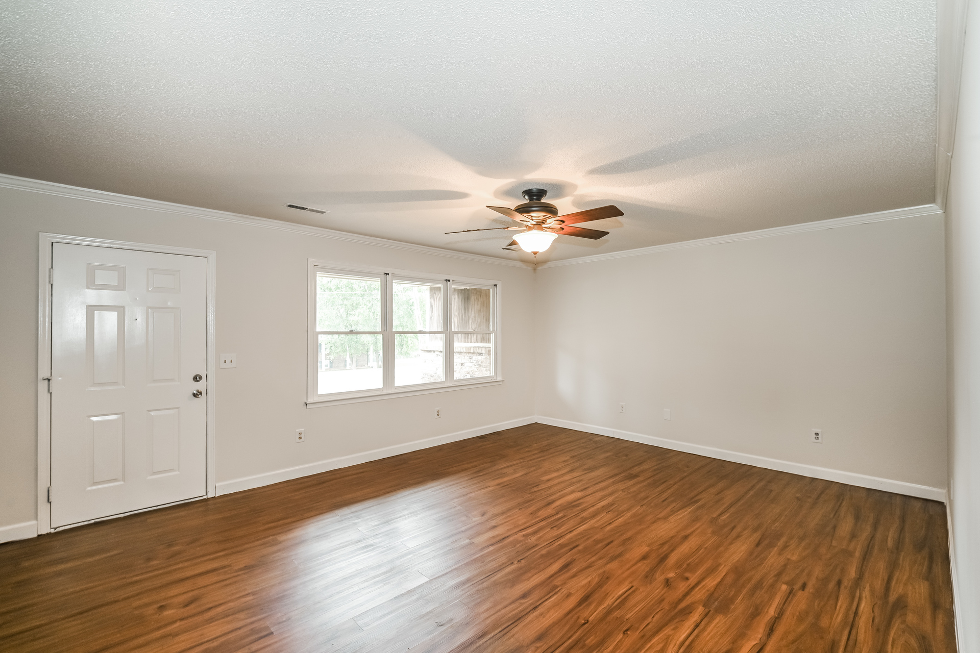 Photo 3 of 21 of 320 Aqua Dr, Forest City, NC