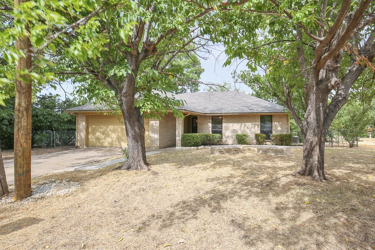 Photo 1 of 25 - 519 Easley St, Fort Worth, TX 76108