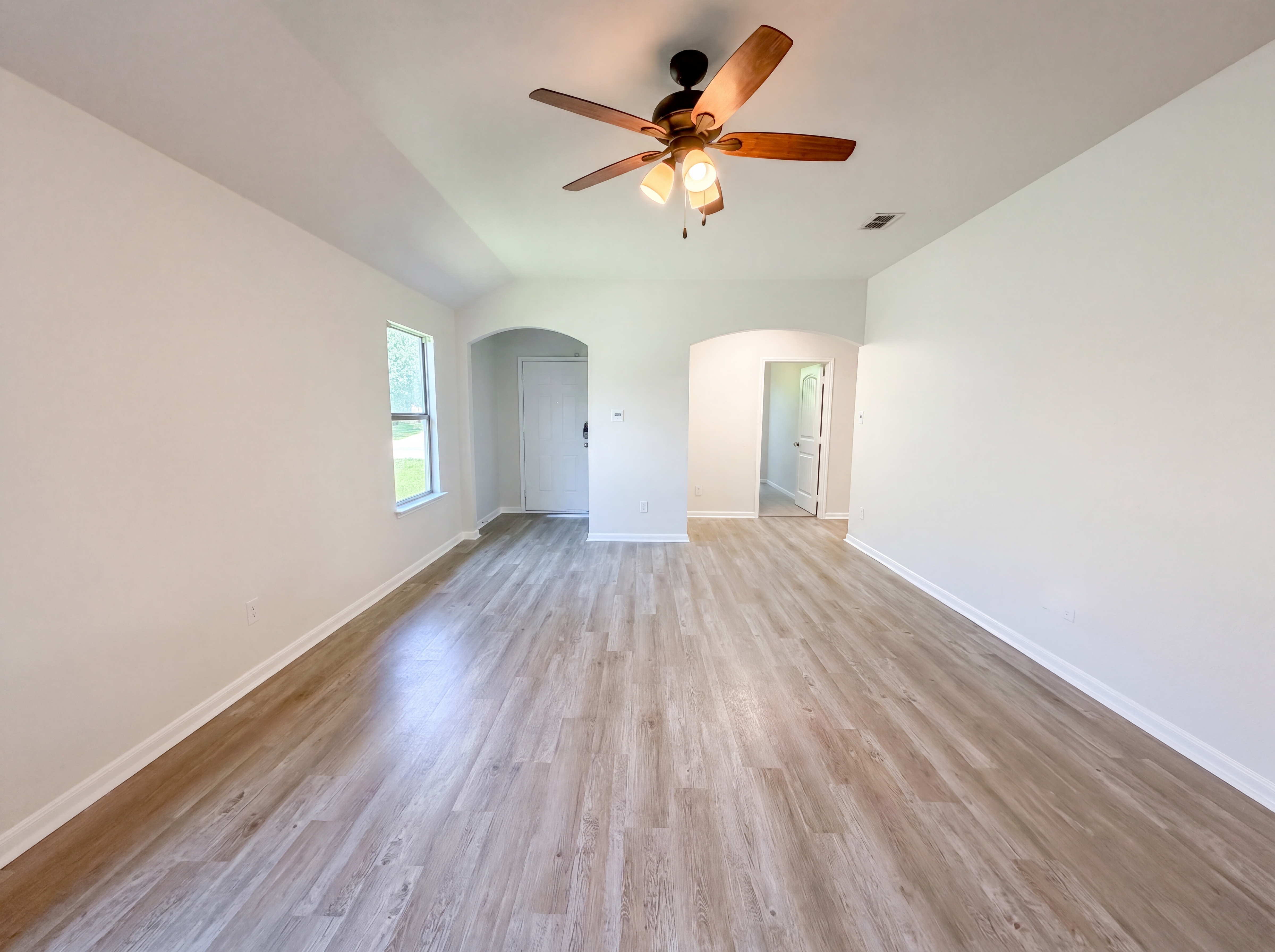 Photo 6 of 18 of 2824 Saint Bernard Dr, Dallas, TX
