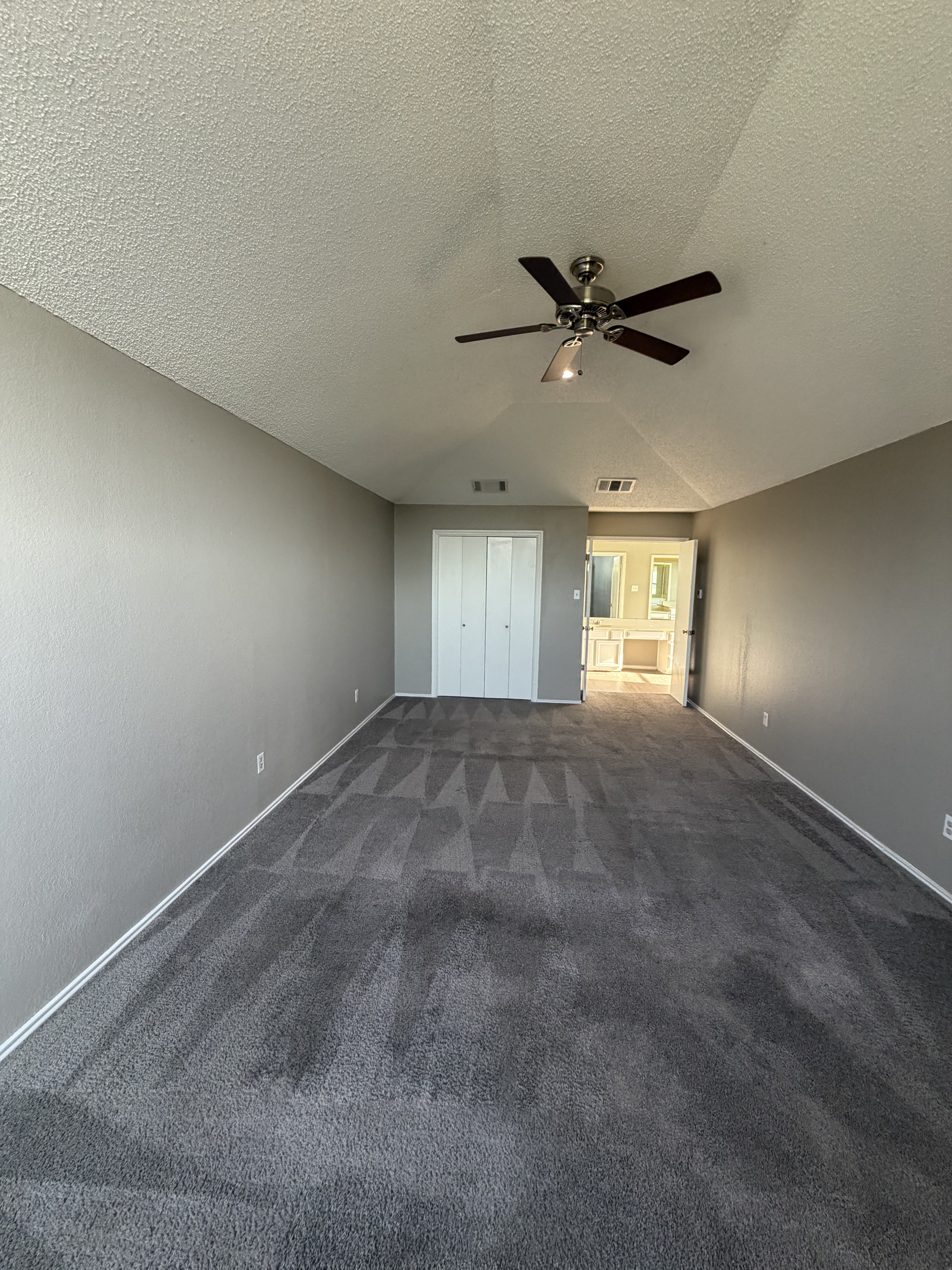 Photo 4 of 24 of 1633 San Francisco St, Carrollton, TX