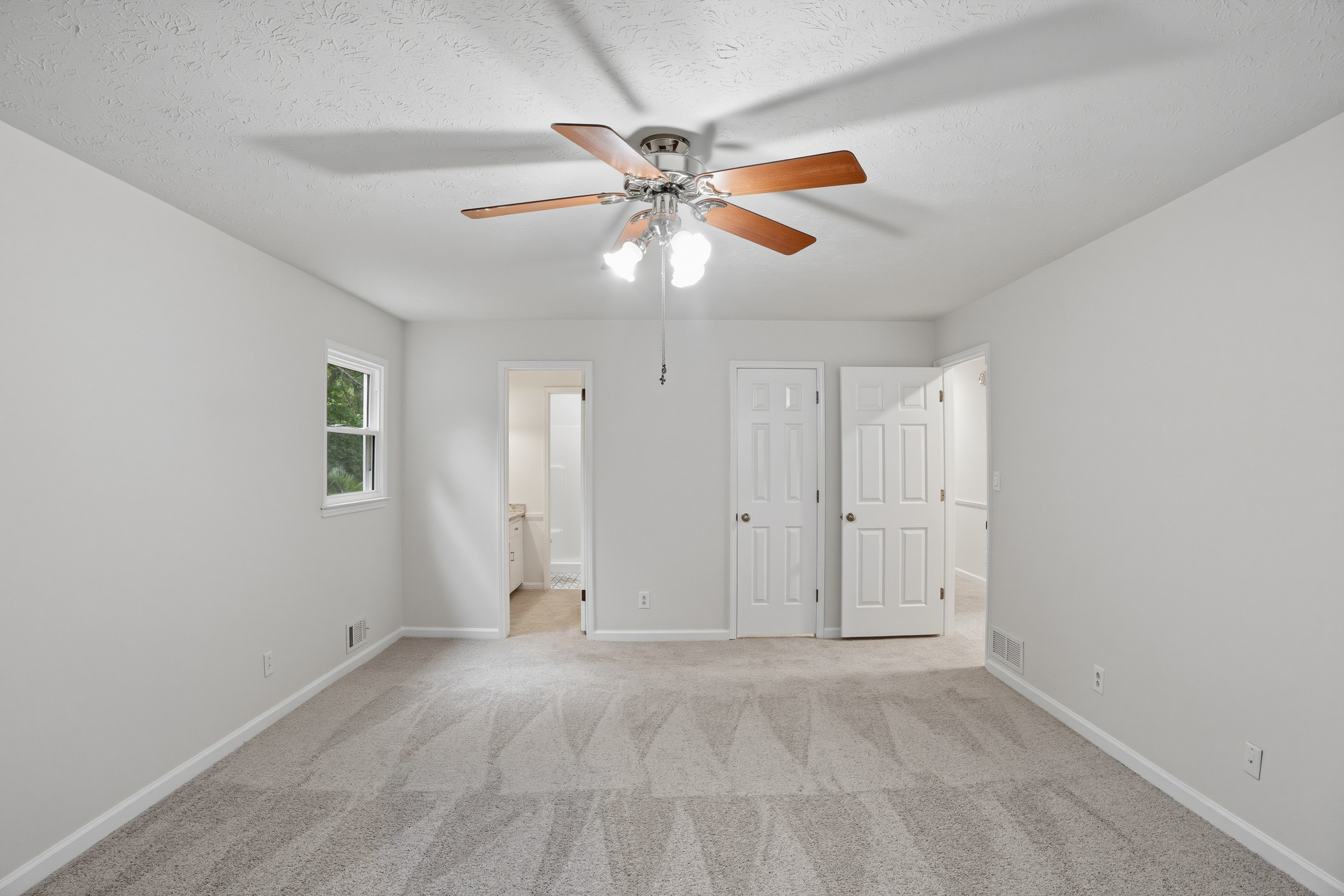 Photo 18 of 37 of 3839 Cotswold Dr , Lilburn, GA