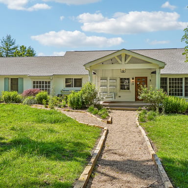 Property photo 1 of 28 Ridgefield Pl