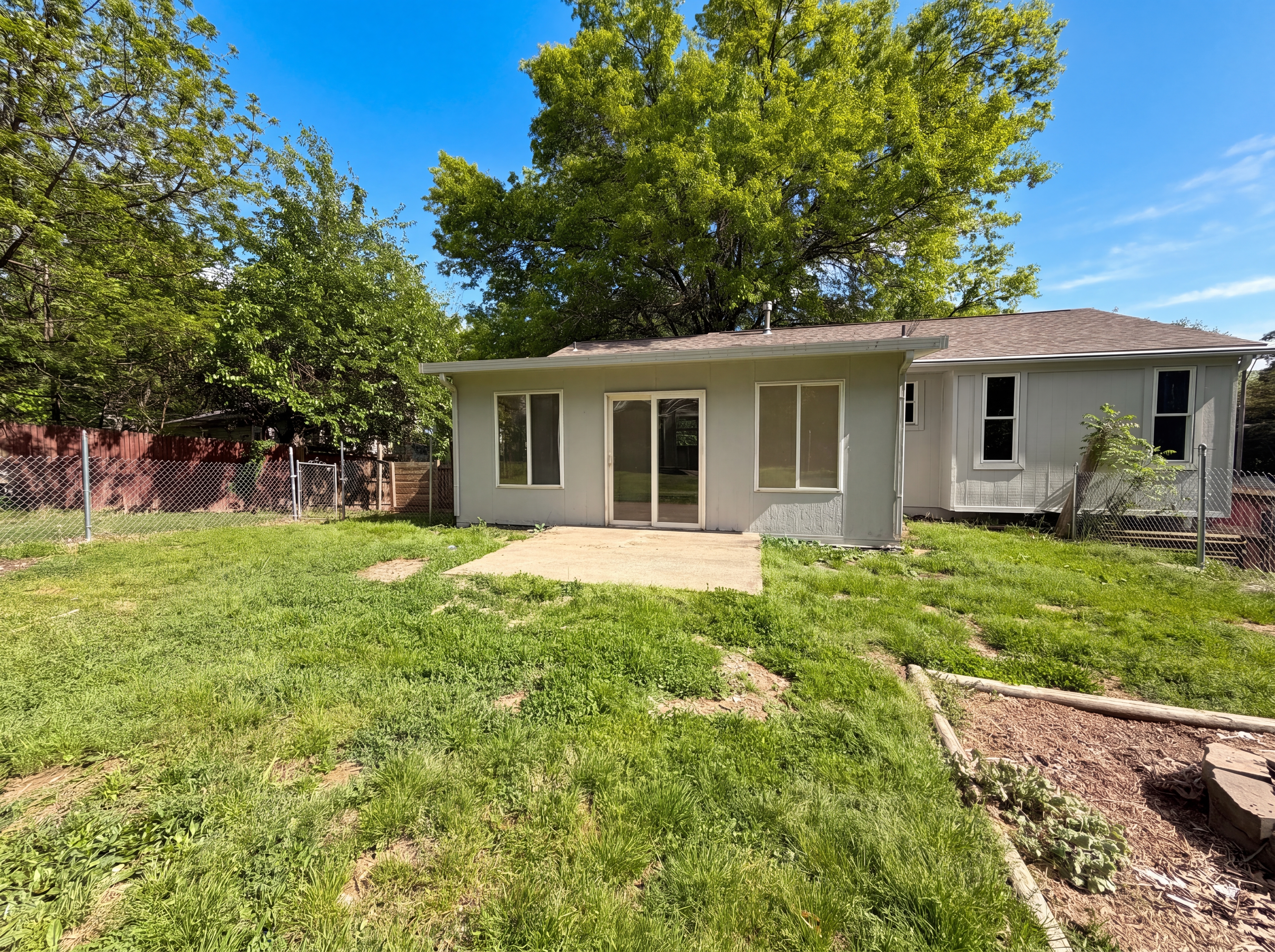 Photo 5 of 19 of 2808 NE 39th St, Kansas City, MO