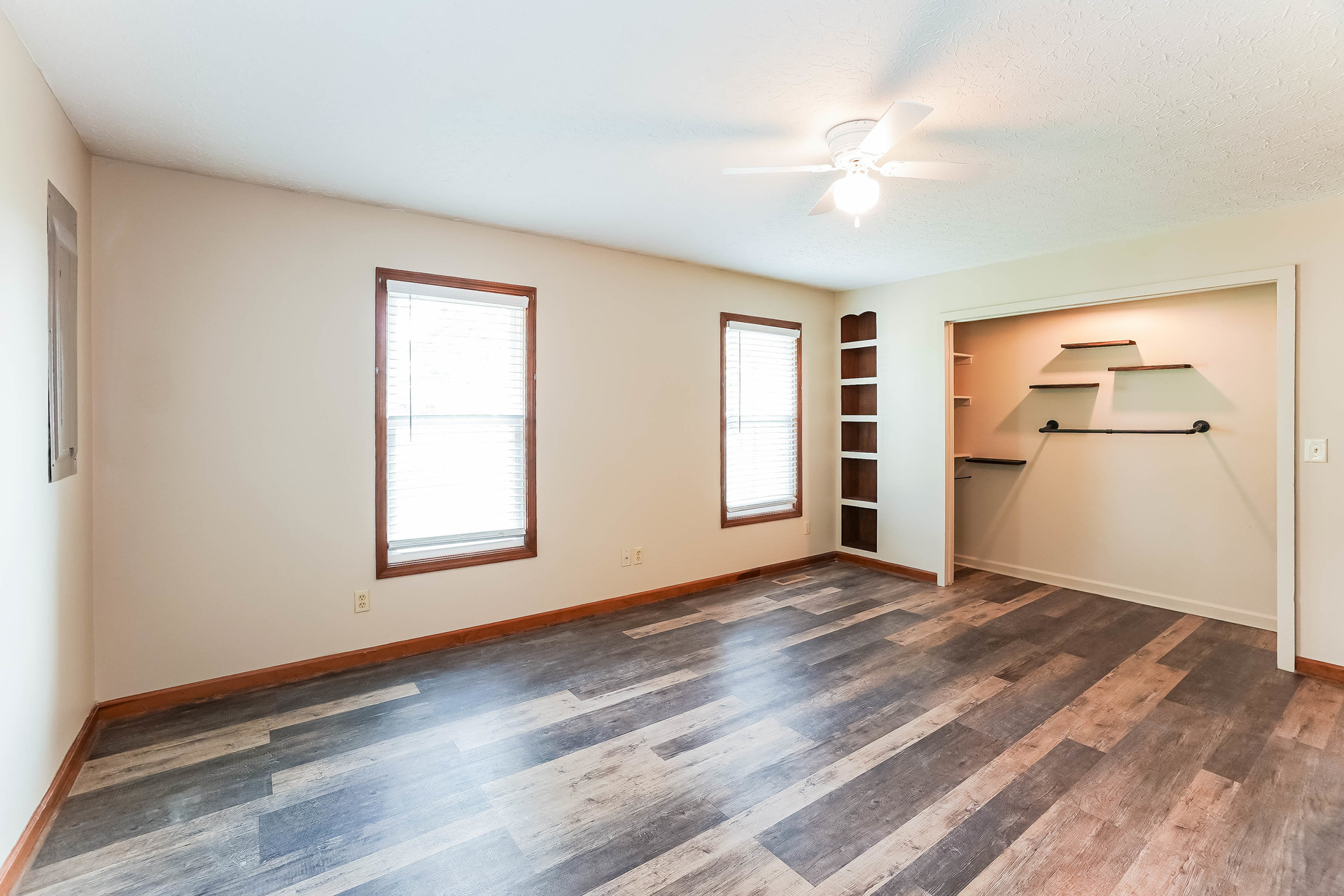 Photo 12 of 20 of 5990 Clarksville Rd, Russellville, KY