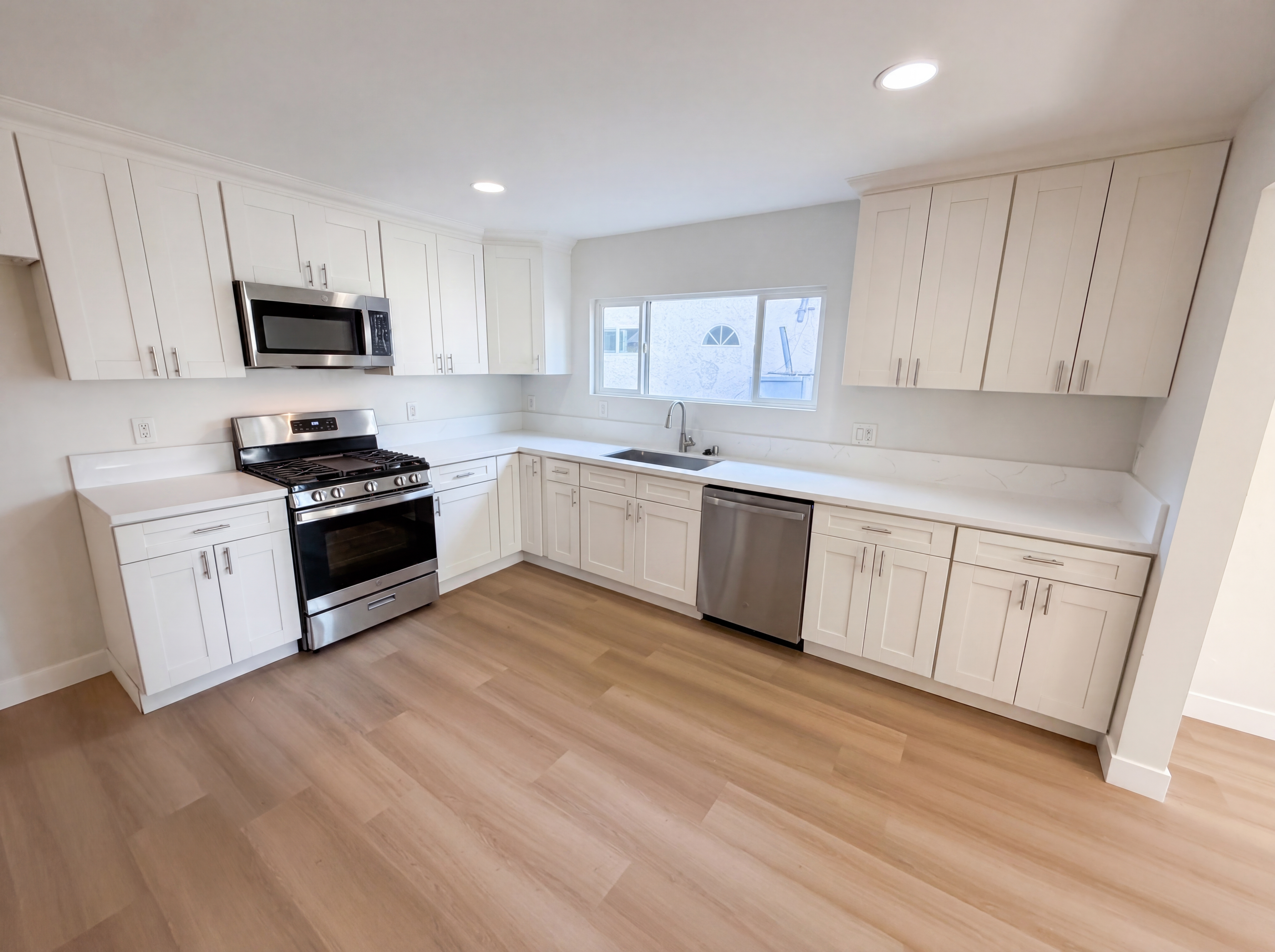 Photo 2 of 27 of 818 W 130th St, Compton, CA
