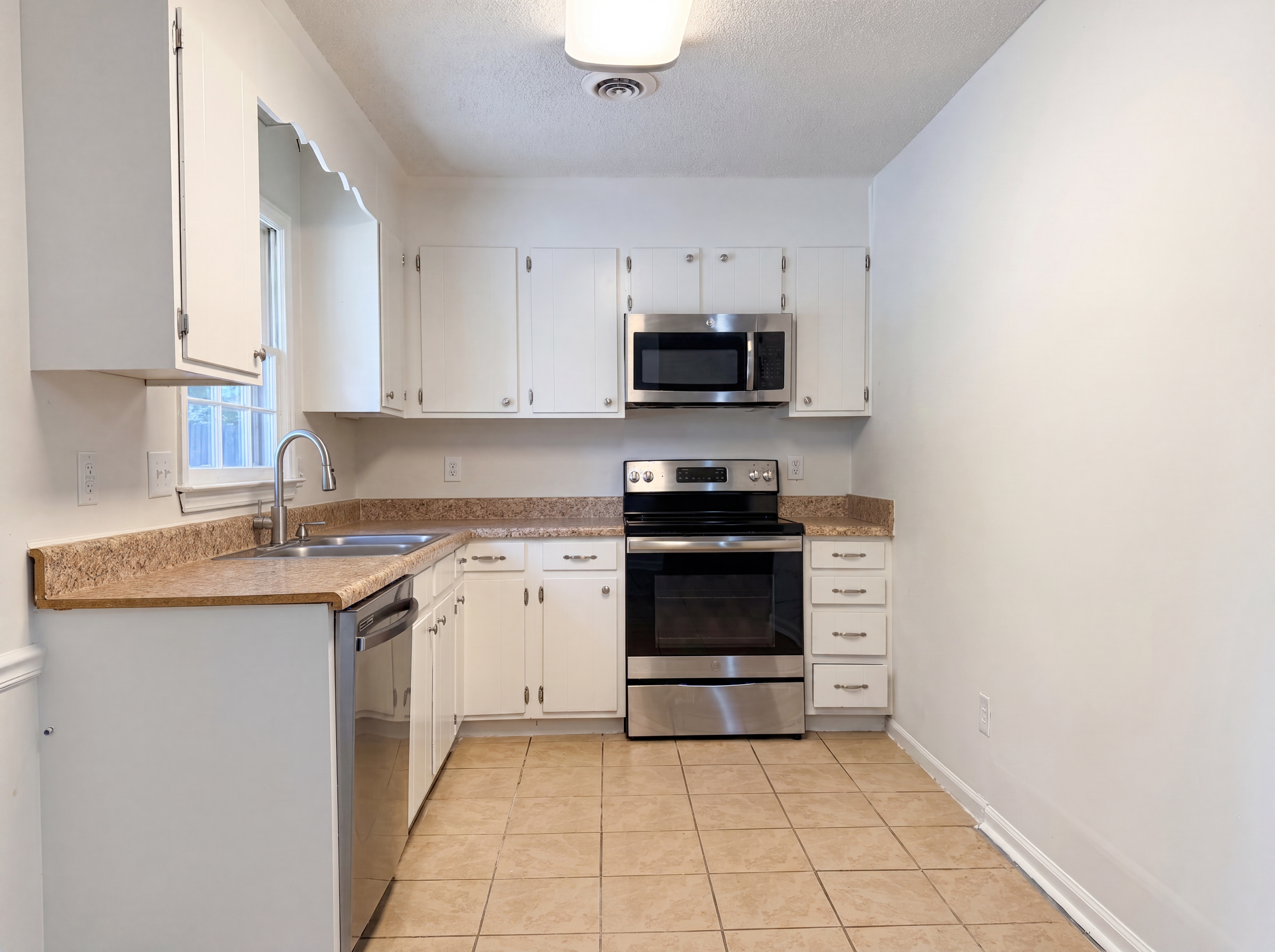 Photo 2 of 23 of 4708 Chaucer Dr, Greensboro, NC