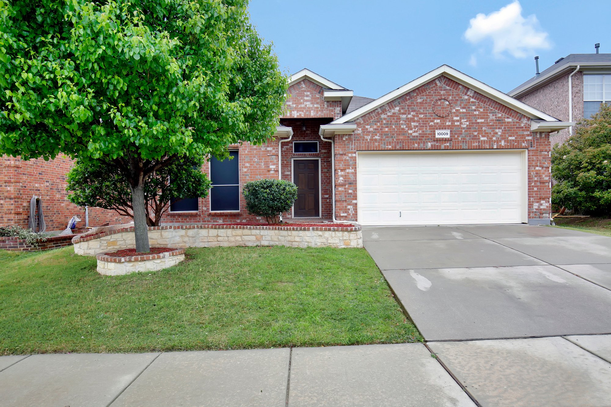 Photo 1 of 26 - 10009 Tulare Ln, Fort Worth, TX 76177