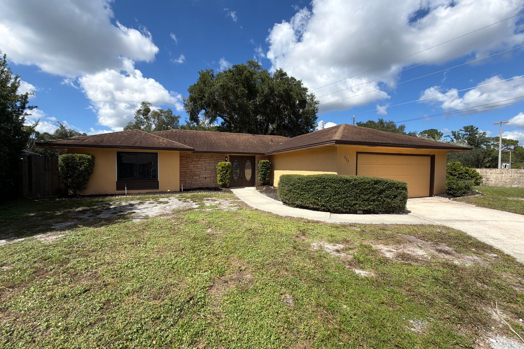 Photo 1 of 733 Lakeview Dr