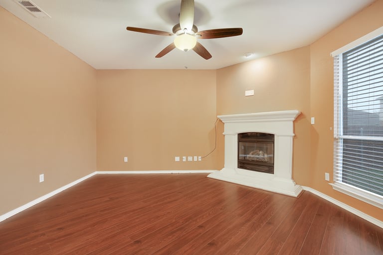 Photo 4 of 26 - 10009 Tulare Ln, Fort Worth, TX 76177