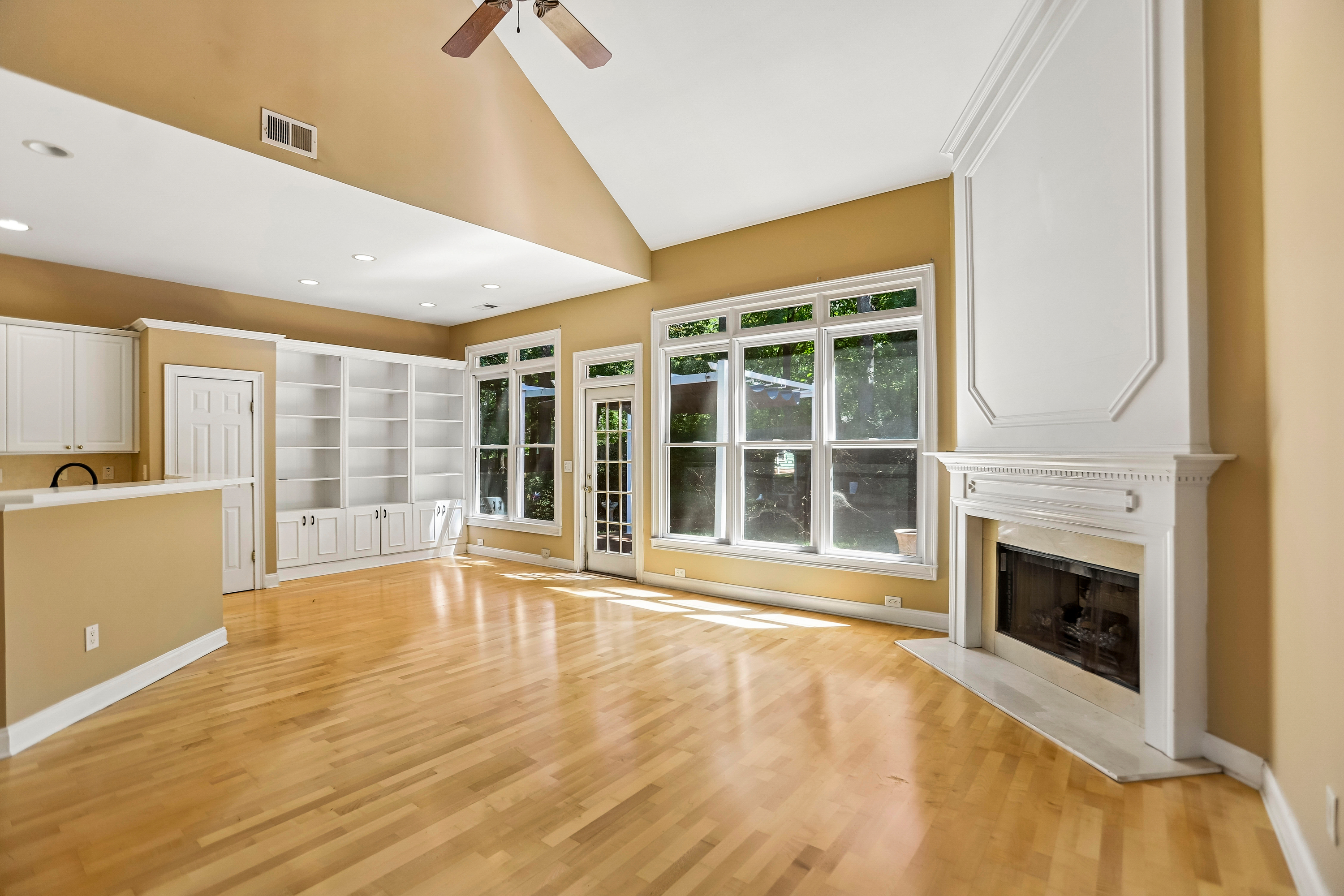 Photo 8 of 38 of 3054 Montclair Cir SE, Smyrna, GA