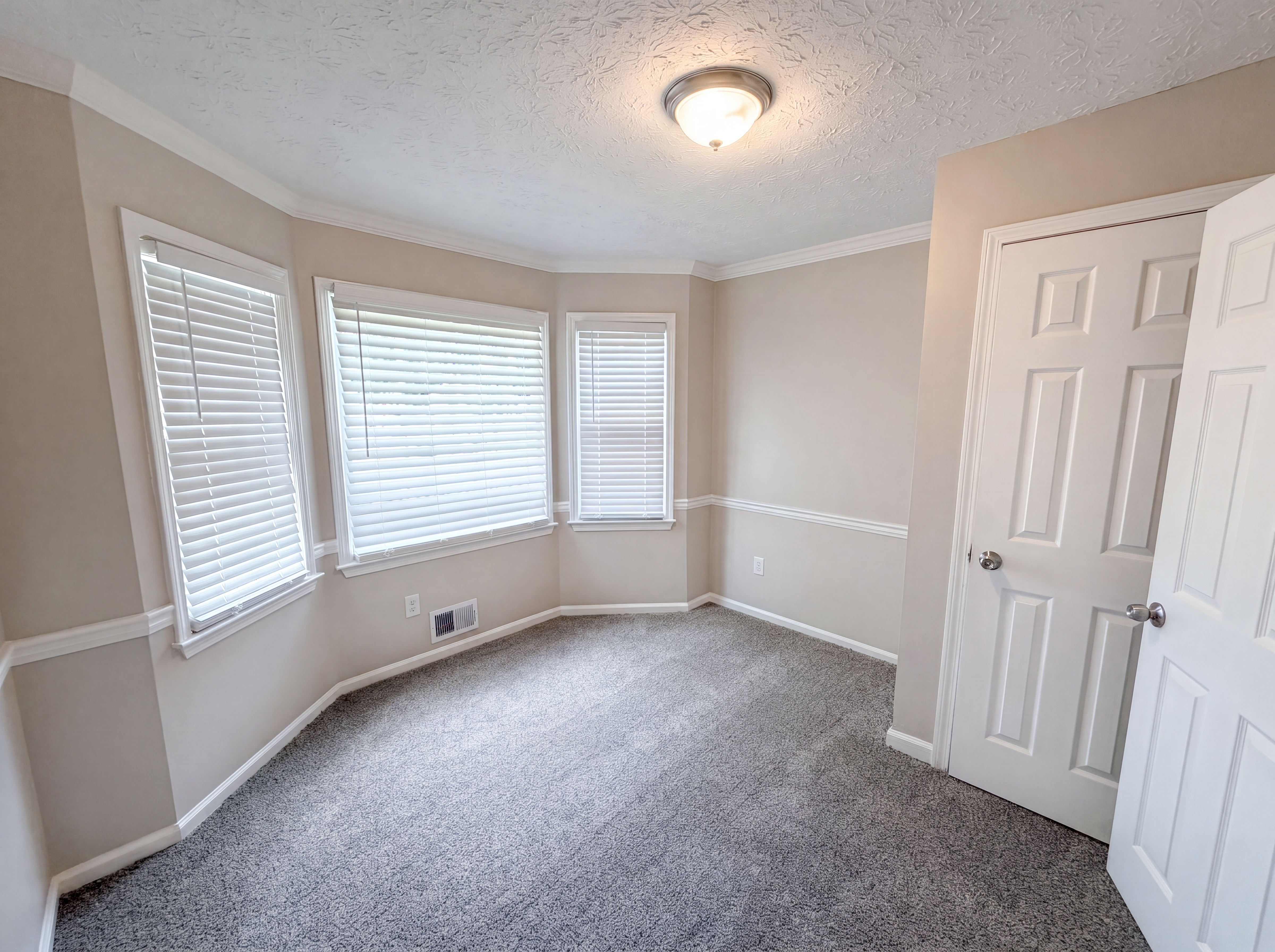 Photo 15 of 23 of 4078 Tara Ct, Loganville, GA