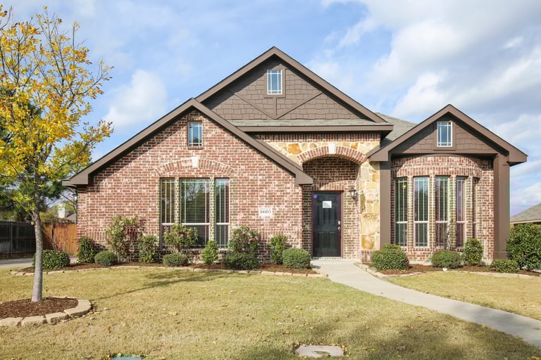 Photo 1 of 33 - 6605 Thistle Wood Dr, Midlothian, TX 76065