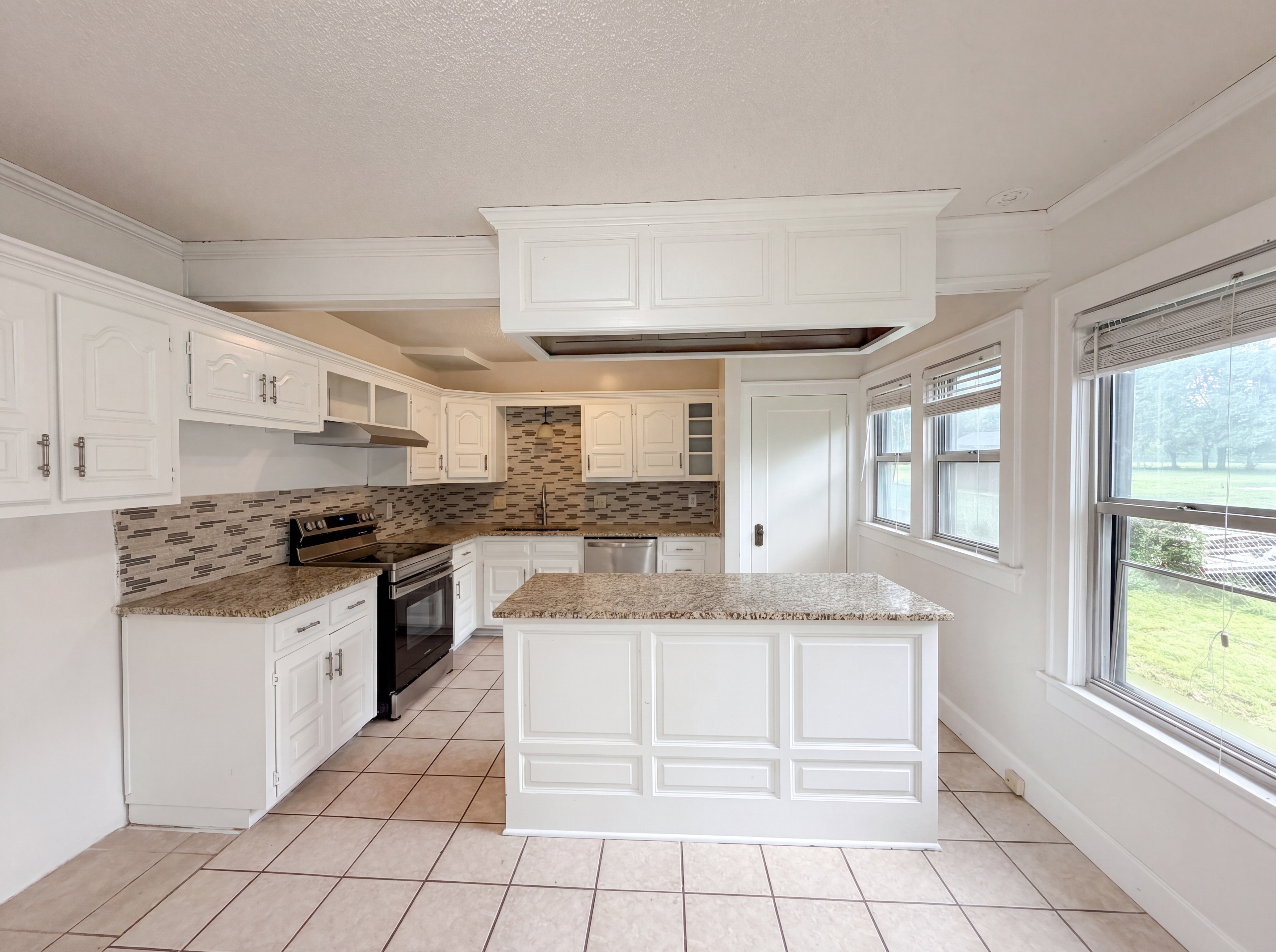 Photo 2 of 21 of 11304 E 55th Ter, Raytown, MO