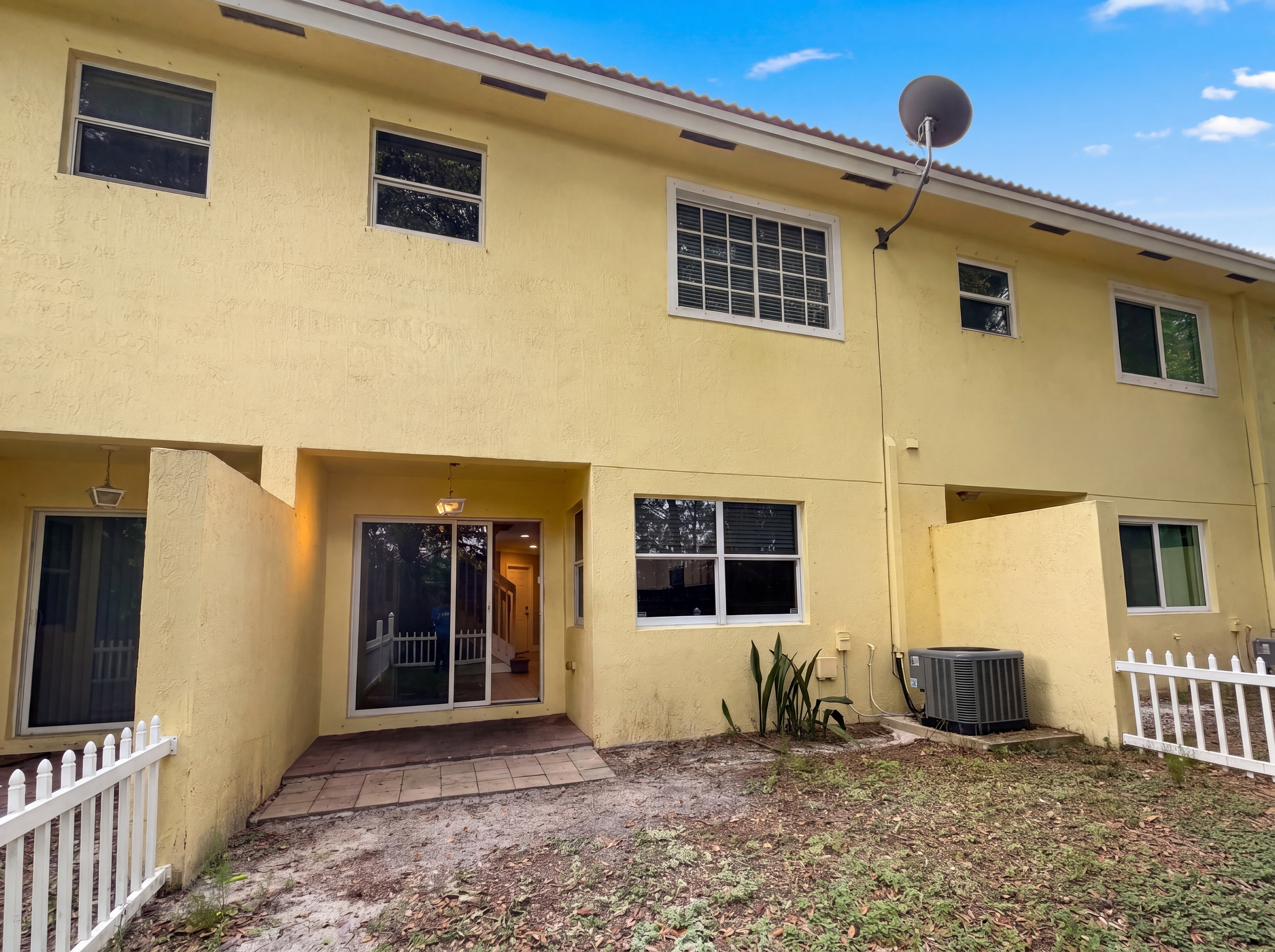 Photo 5 of 22 of 917 Imperial Lake Rd, West Palm Beach, FL