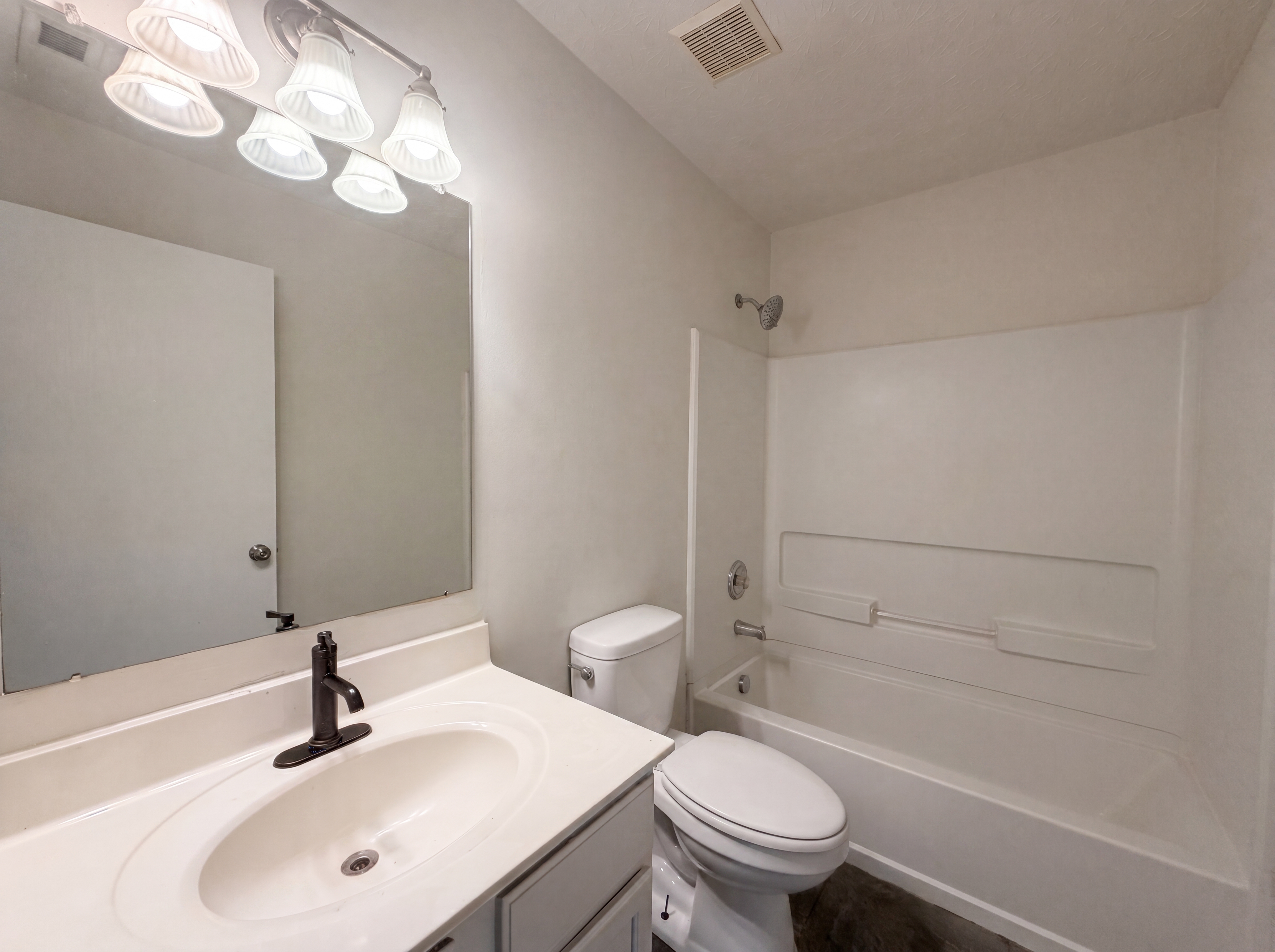 Photo 21 of 29 of 4625 Kenross Dr, Columbus, OH