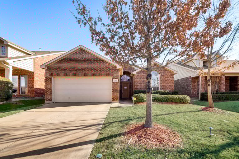 Photo 1 of 28 - 7254 Summit Parc Dr, Dallas, TX 75249
