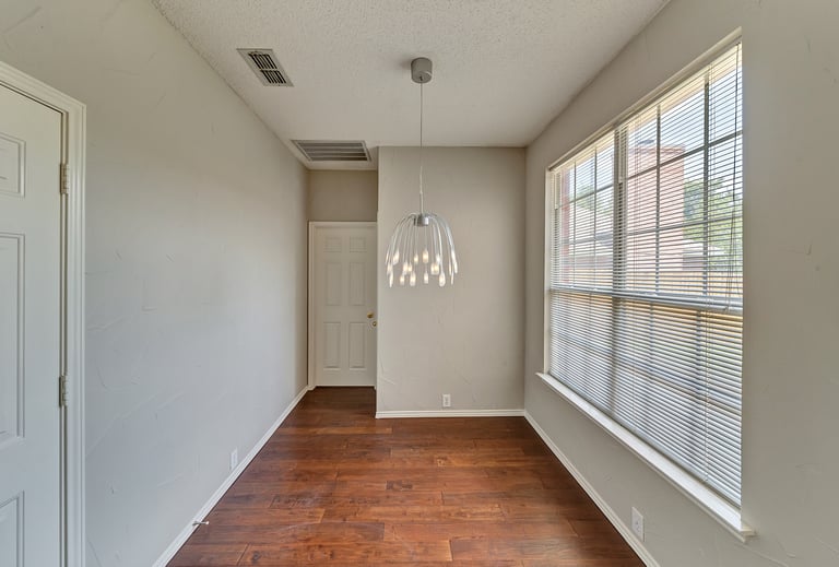 Photo 9 of 29 - 4719 Lennon Ave, Arlington, TX 76016