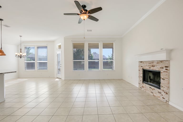 Photo 4 of 27 - 1104 Hidden Lake Dr, Burleson, TX 76028