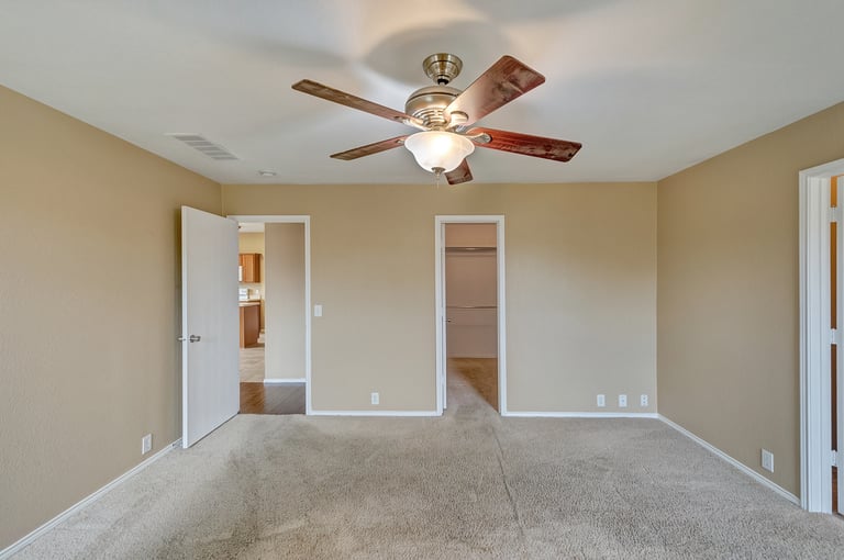 Photo 4 of 23 - 1816 Little Deer Ln, Fort Worth, TX 76131