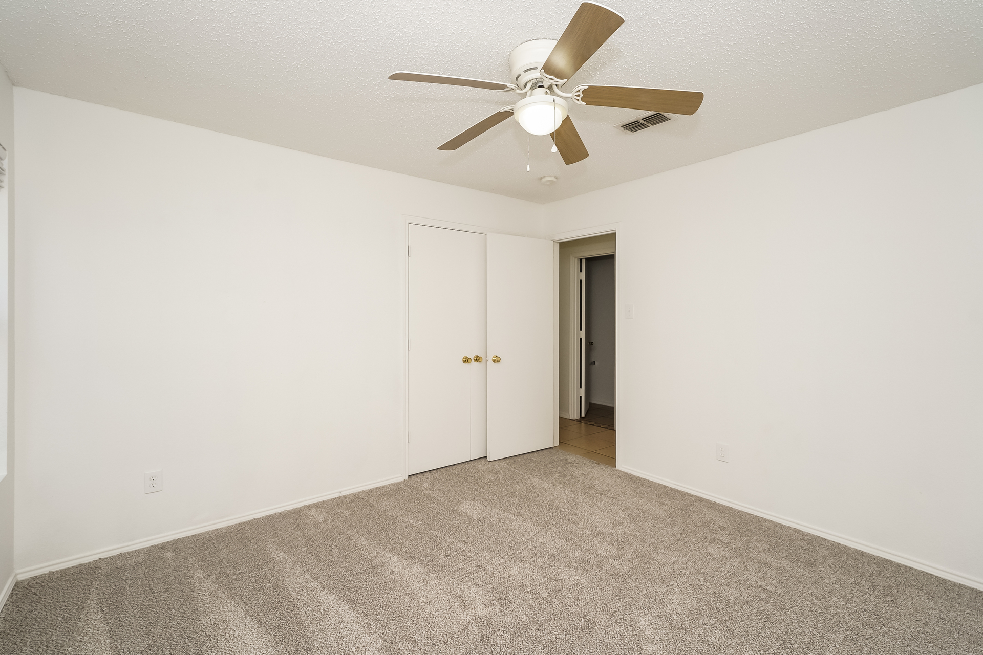 Photo 12 of 21 of 8717 Hunters Creek Dr, Fort Worth, TX
