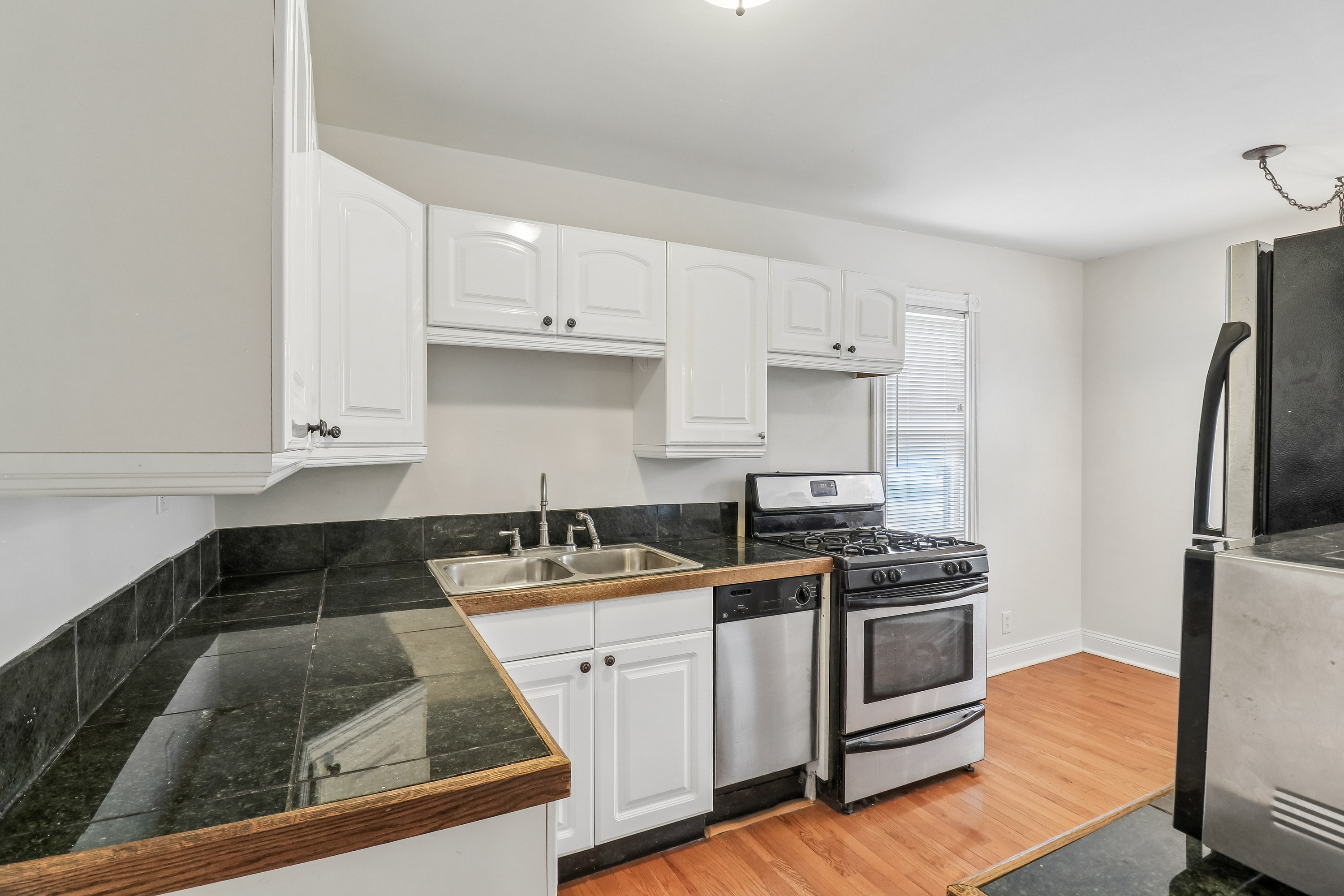 Photo 15 of 35 of 4811 Roslyn Rd, Downers Grove, IL
