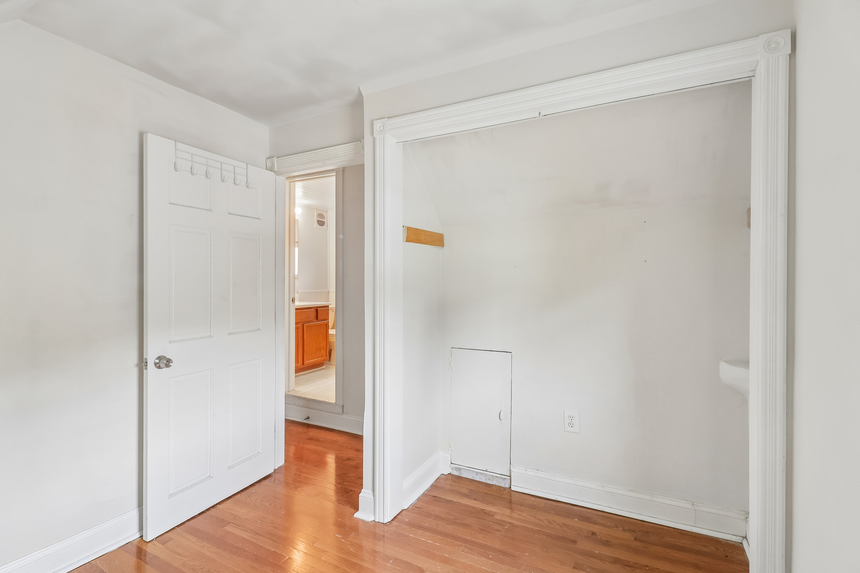 Photo 23 of 35 of 4811 Roslyn Rd, Downers Grove, IL