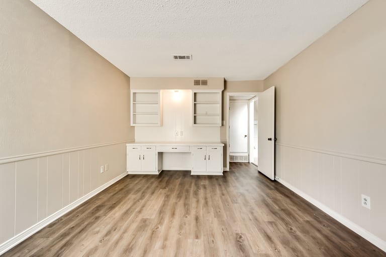 Photo 3 of 32 - 4606 Ashbrook Rd, Dallas, TX 75227