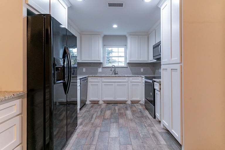 Photo 4 of 21 - 700 NW Barbara Ln, Burleson, TX 76028