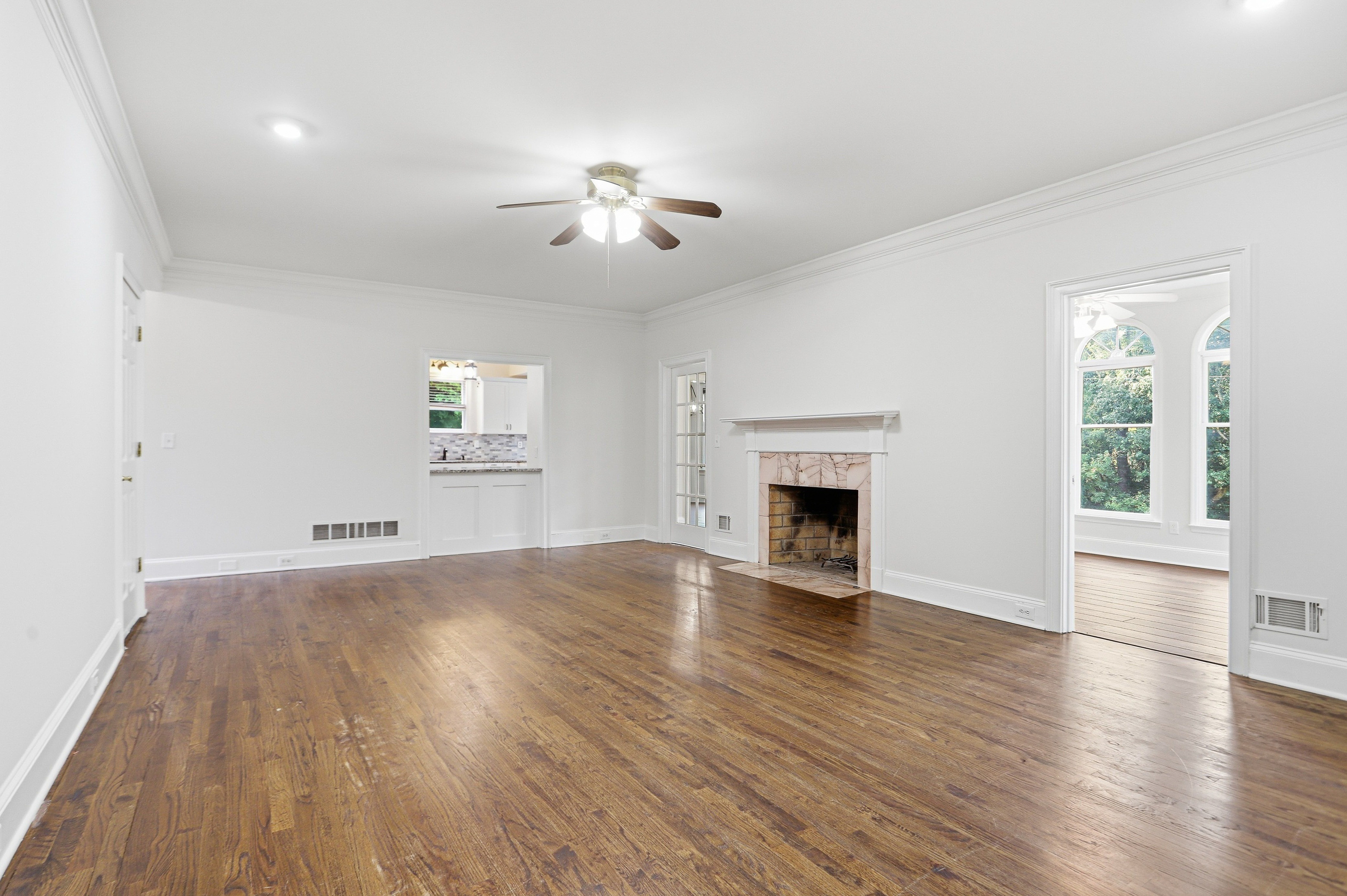 Photo 10 of 28 of 1102 Timber Glen Ct SW, Lilburn, GA