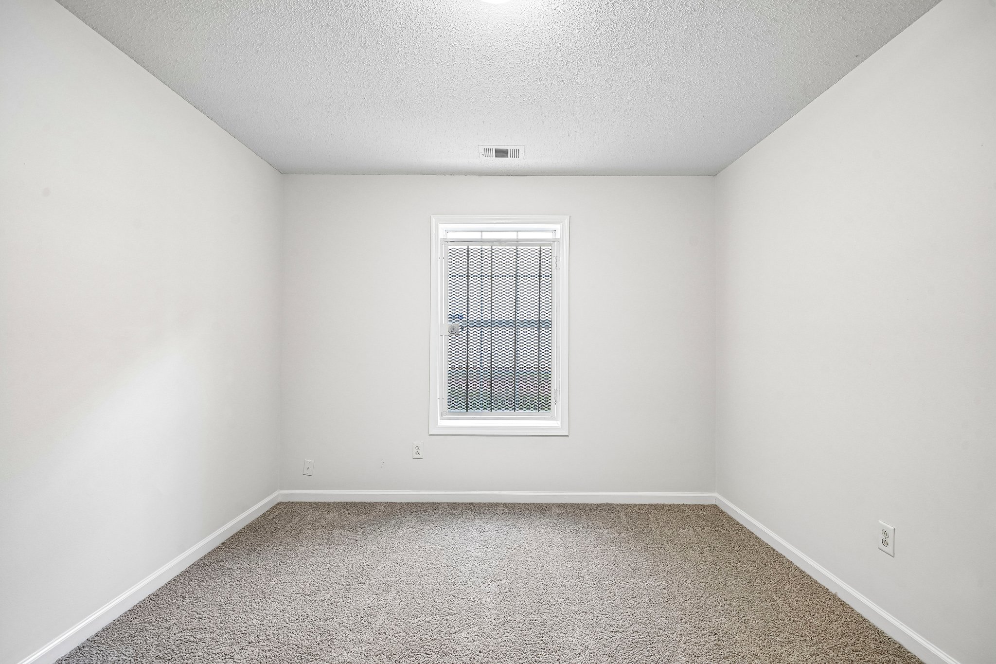 Photo 13 of 22 of 7121 Ravenwood Ln, Lithonia, GA