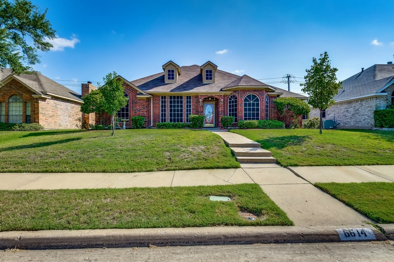 Photo 2 of 20 - 6614 Falcon St, Rowlett, TX 75089