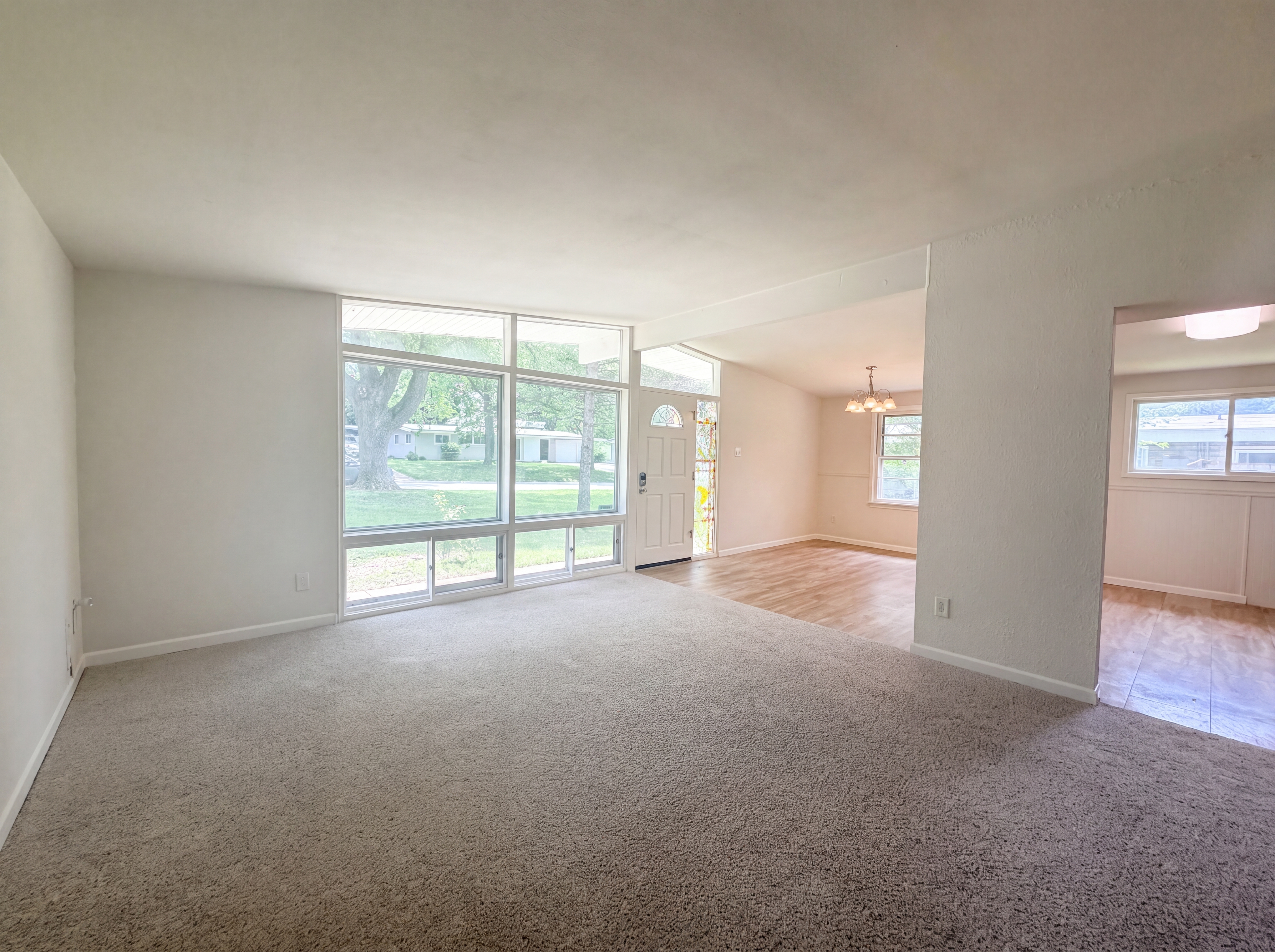 Photo 3 of 15 of 1015 Robinwood Dr, Florissant, MO