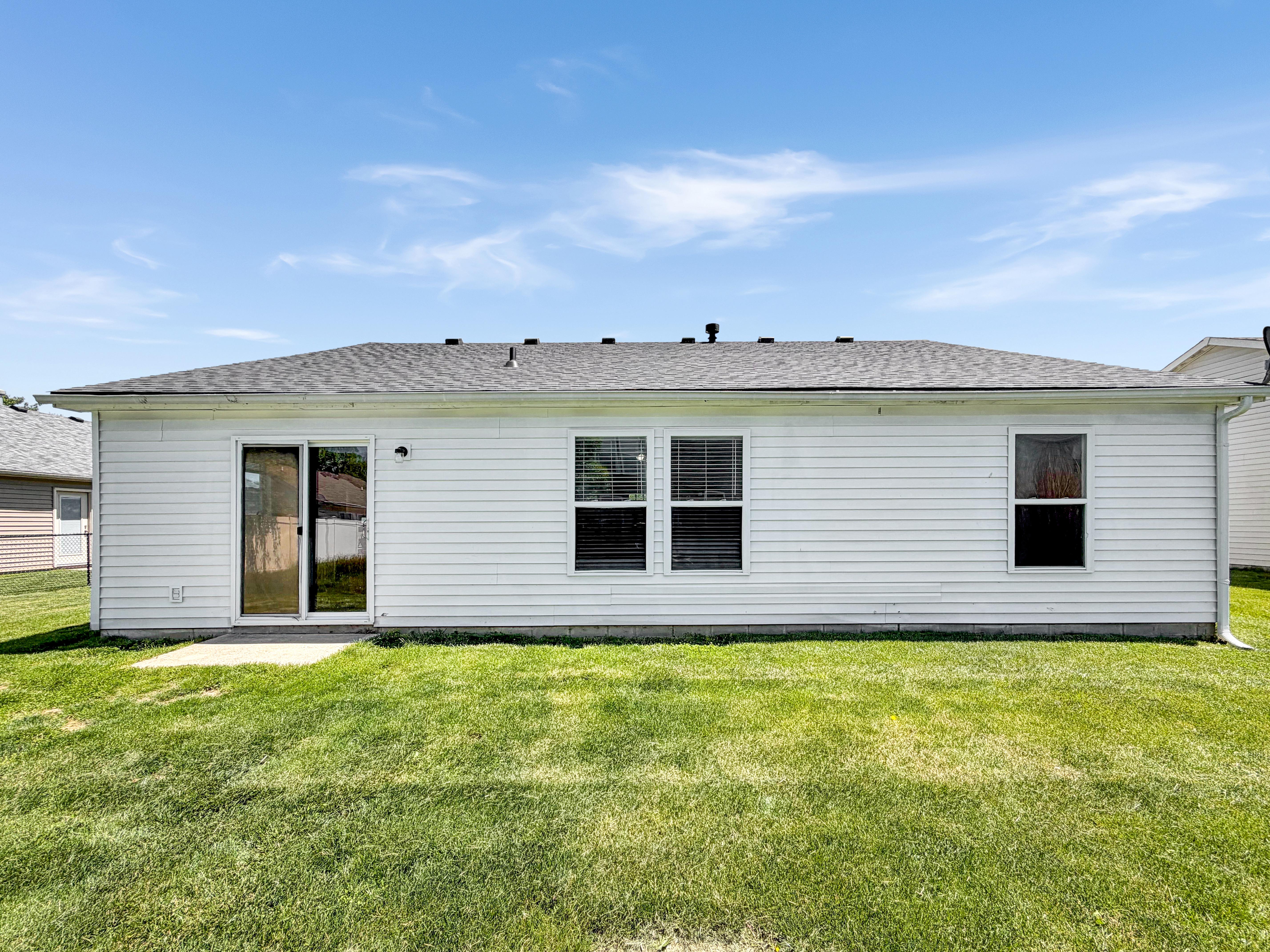 Photo 5 of 17 of 526 Bourneside Dr, Greenfield, IN