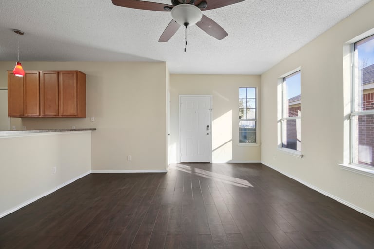 Photo 3 of 25 - 6337 Downeast Dr, Fort Worth, TX 76179