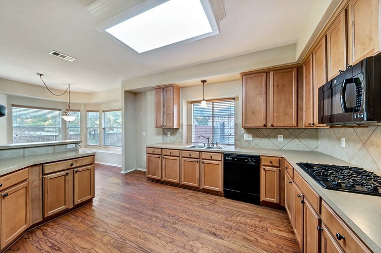 Photo 2 of 35 - 7929 Stansfield Dr, Fort Worth, TX 76137