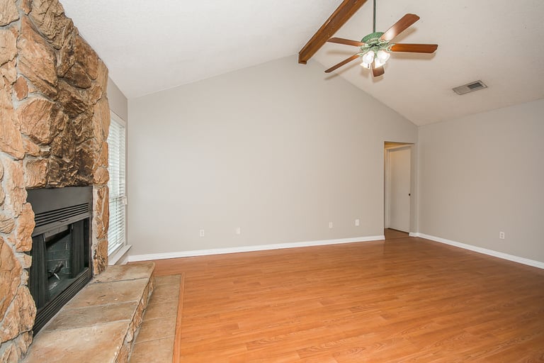 Photo 9 of 21 - 5804 Willow Branch Dr, Arlington, TX 76017