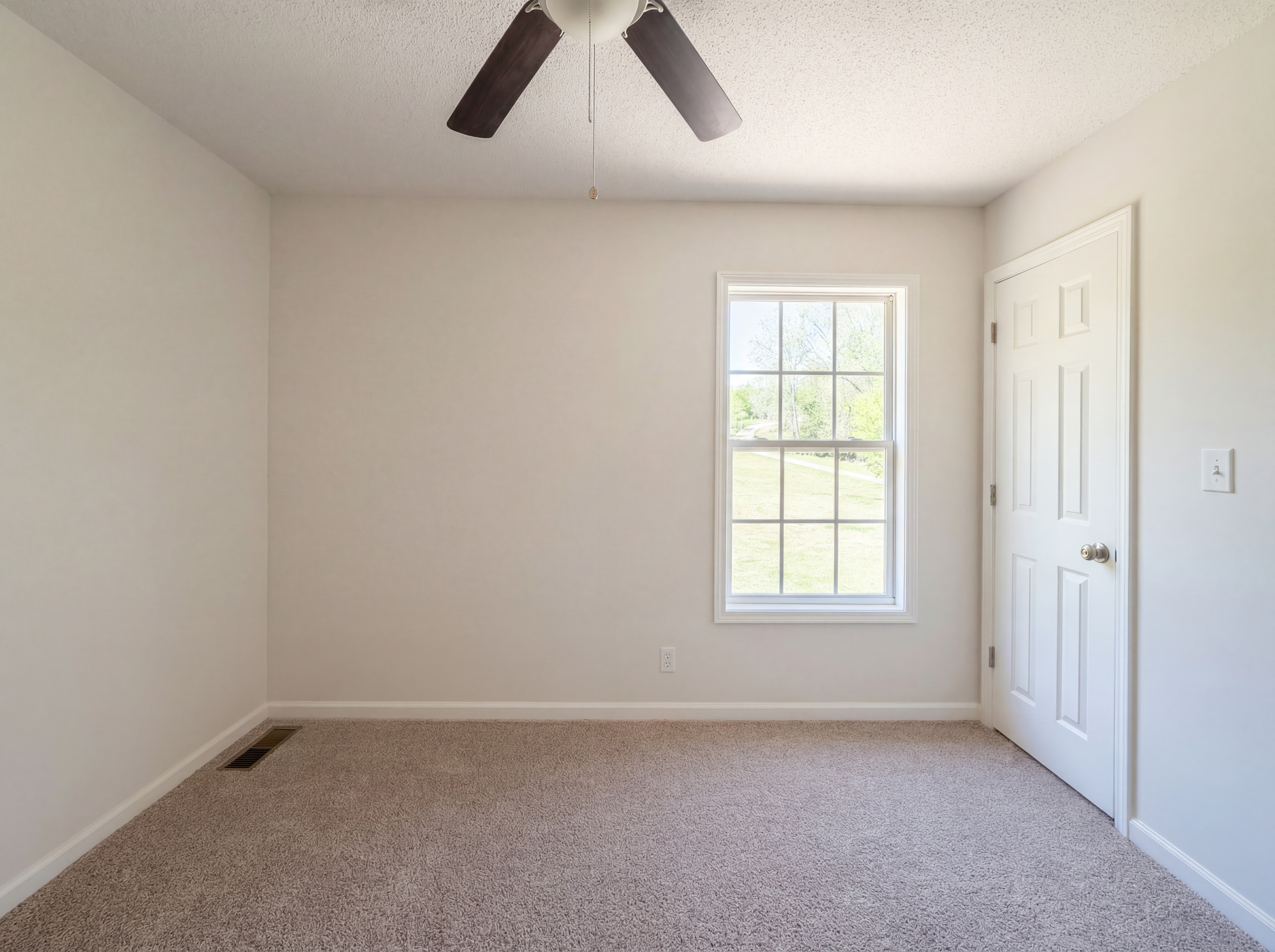 Photo 12 of 23 of 1666 Sparkleberry Dr, Clarksville, TN